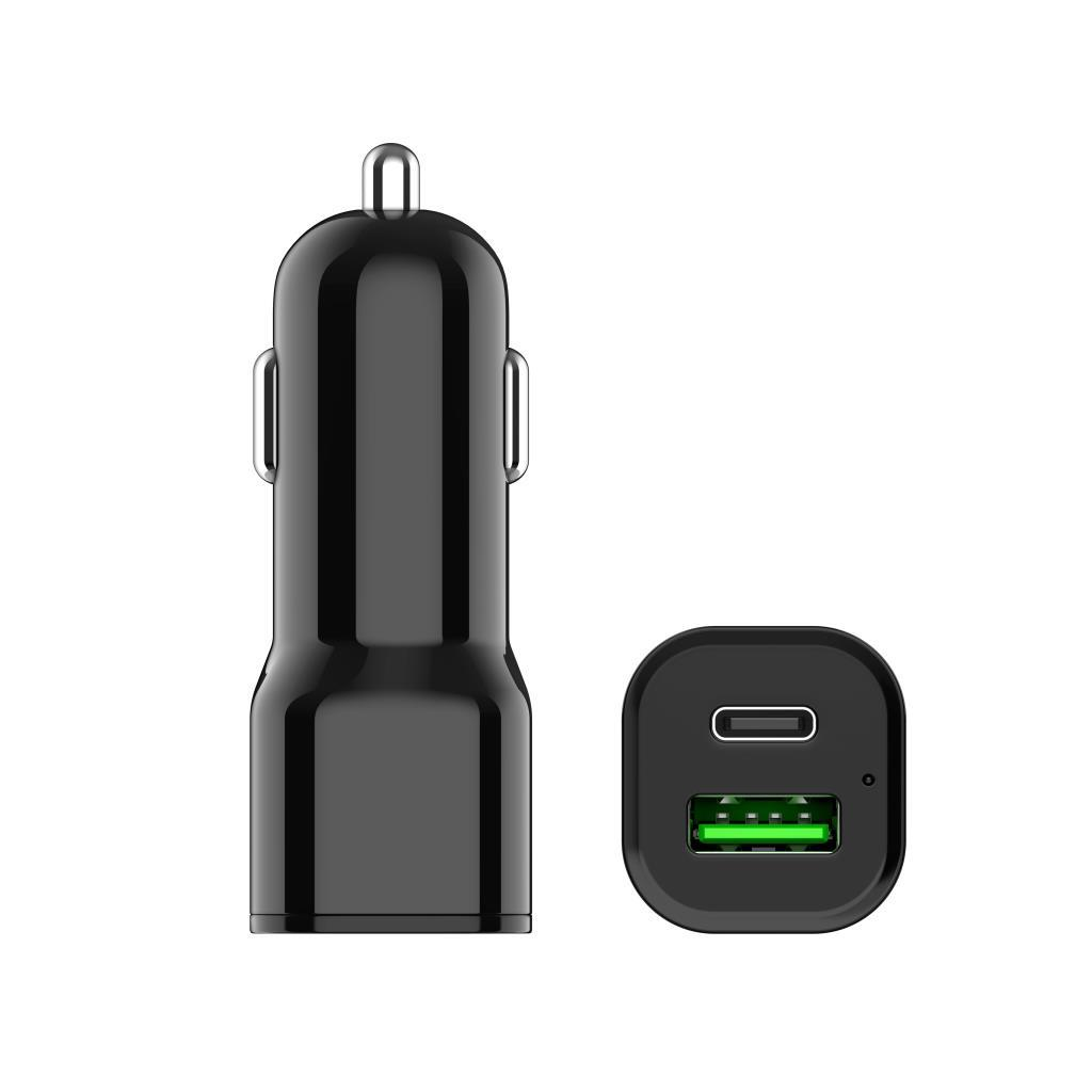 Beyaz arka planda bir USB-C ve bir yeşil USB-A portuna sahip siyah araç şarj cihazı.