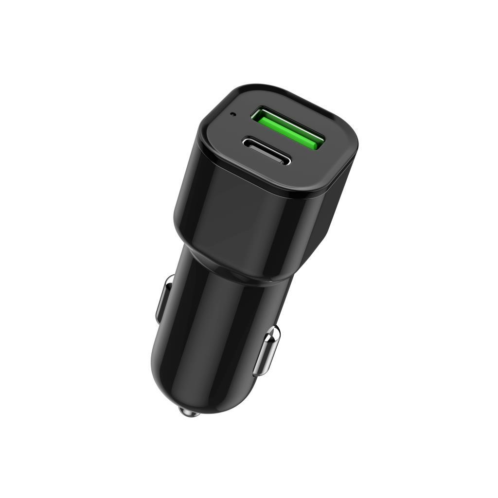 Beyaz arka planda yeşil USB bağlantı noktası ve USB-C bağlantı noktasına sahip siyah bir araç şarj cihazı.