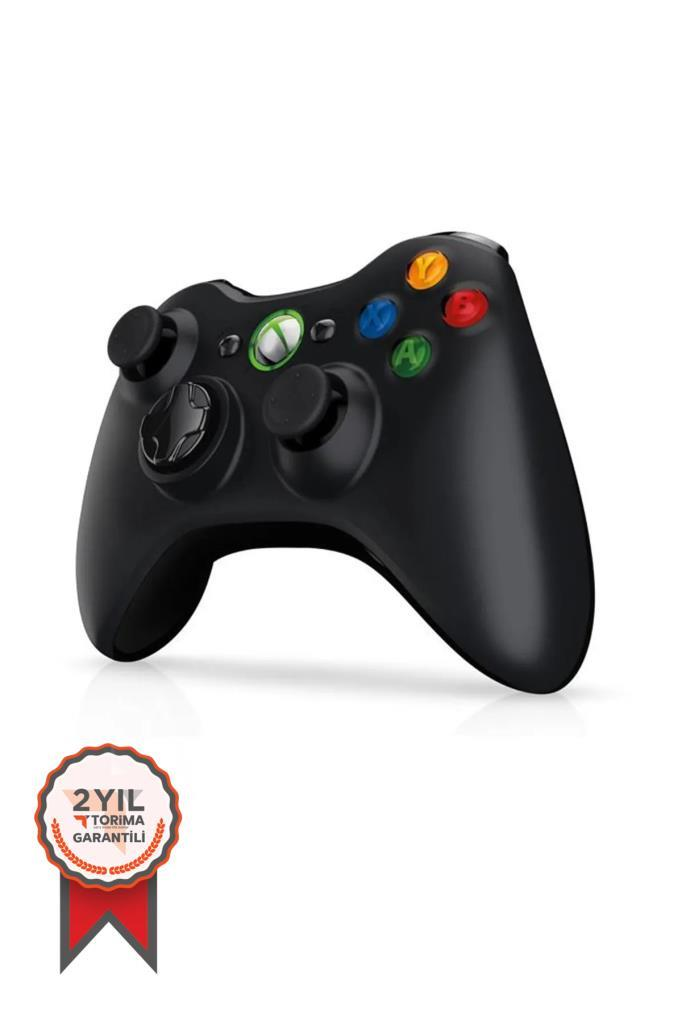 Beyaz arka planda renkli tuşlu siyah Xbox 360 oyun kolu ve sol altta 2 yıl garanti etiketi.