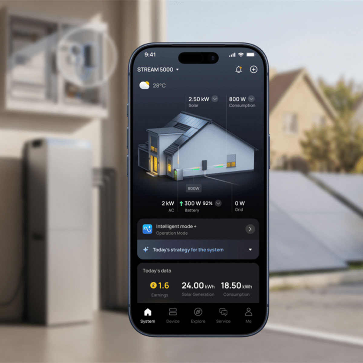 Smartphone zeigt eine Solar-Heimenergie-App mit Hausmodell und Statistiken vor einem echten Haus.