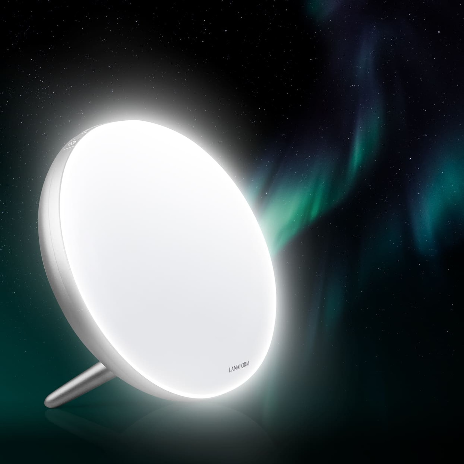Eine helle, runde Lampe steht vor einem dunklen Hintergrund mit grünen Lichtern.