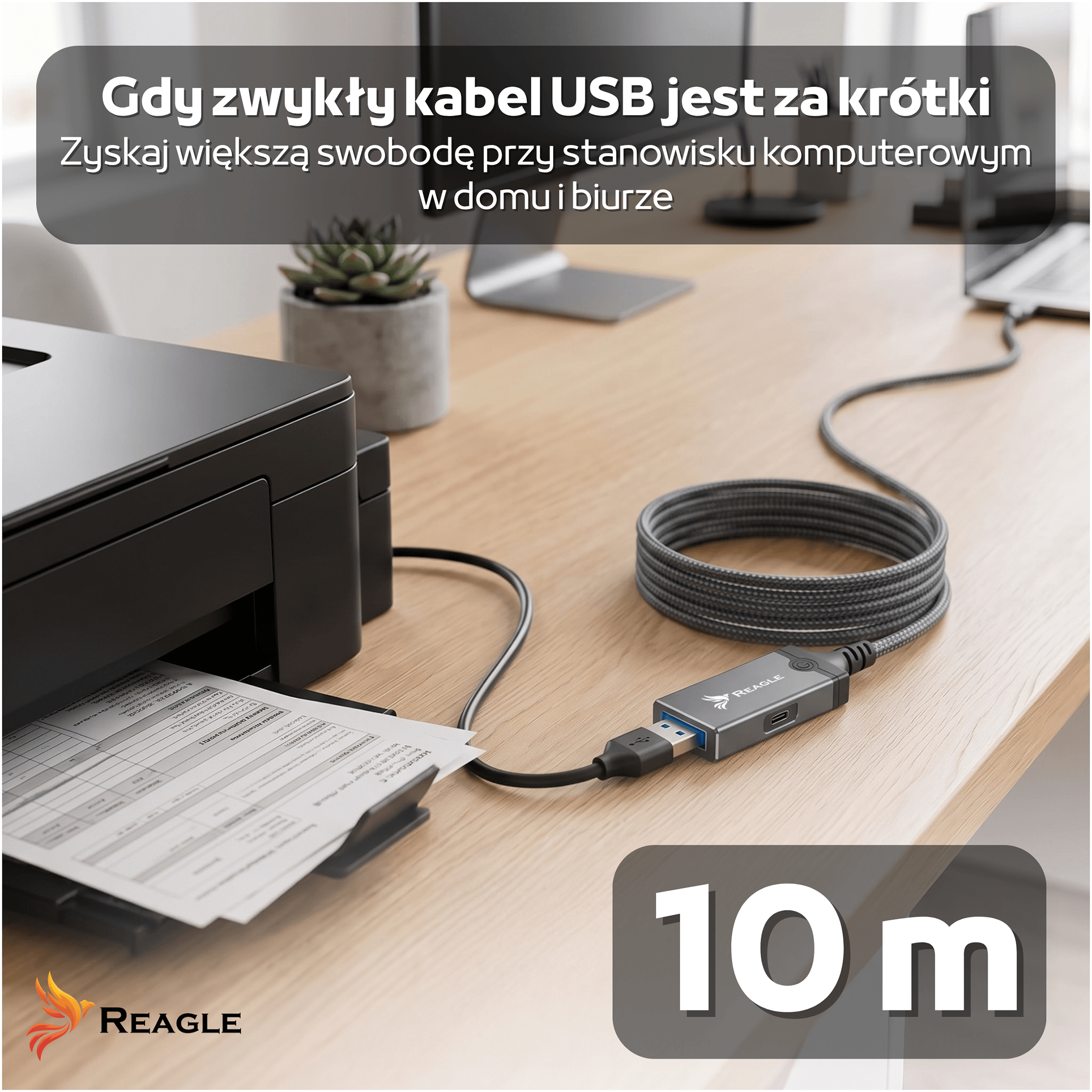 Un cable de extensión USB gris enrollado en un escritorio de madera con impresora.