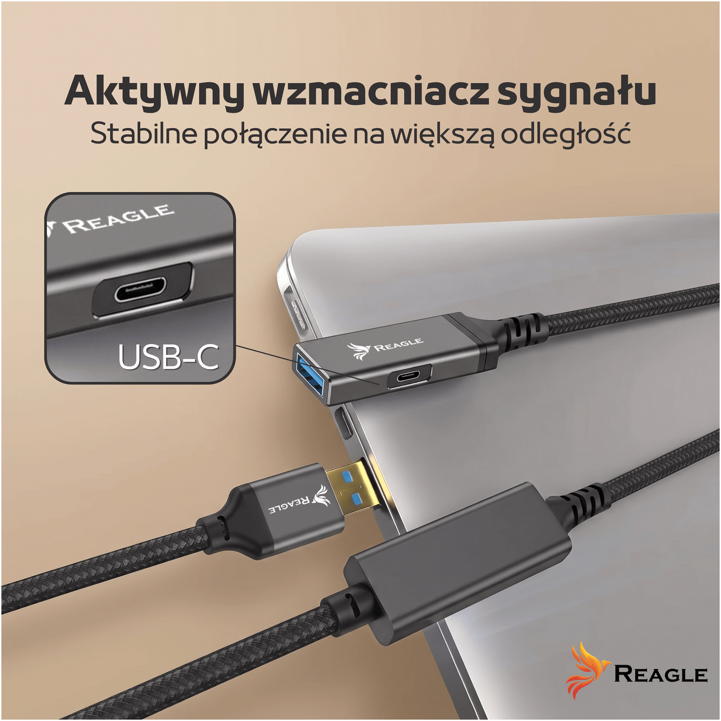 Un repetidor de señal activo USB-C de Reagle conectado a una computadora portátil, con un primer plano del puerto.