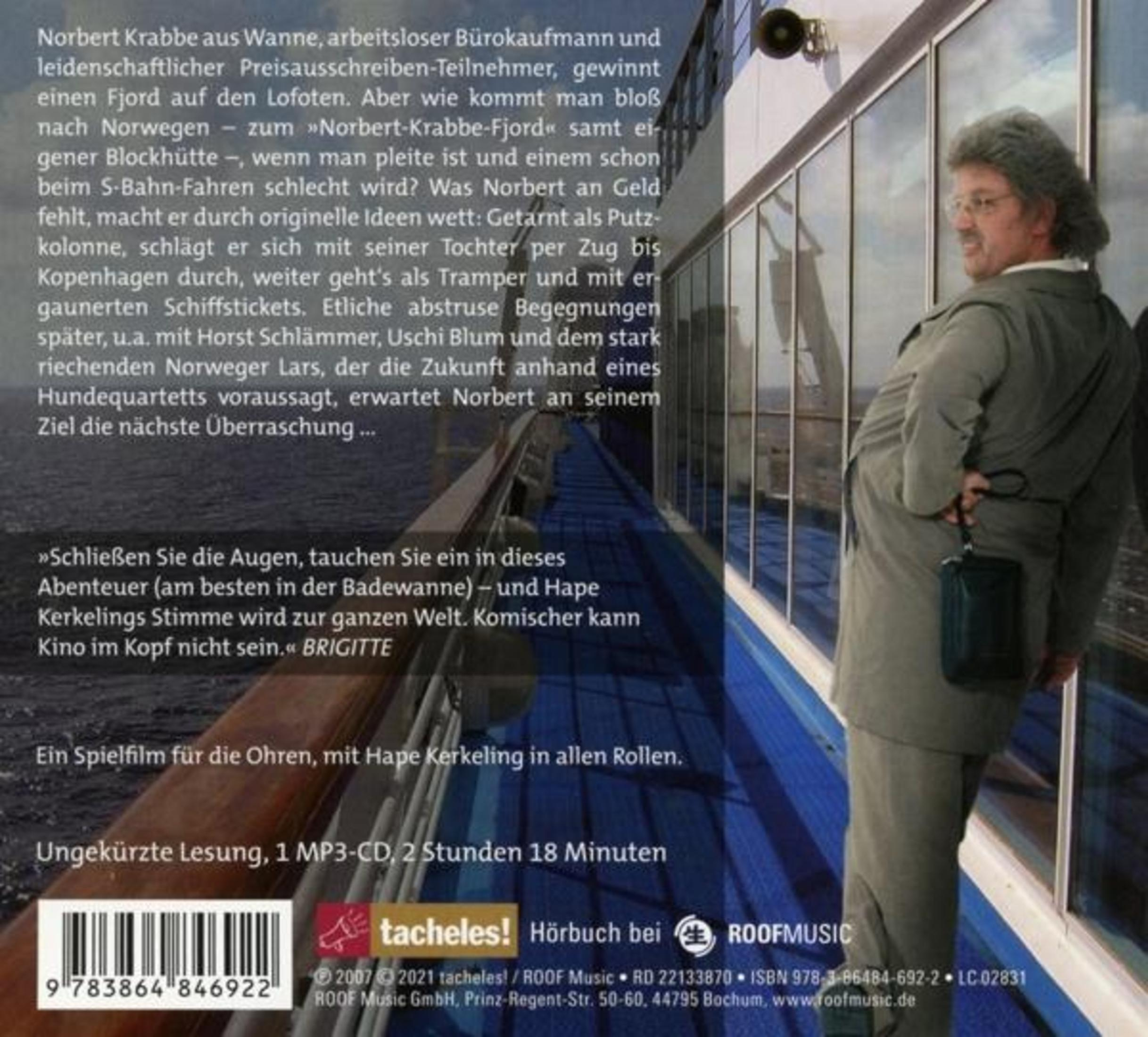 Ein Mann steht auf dem Deck eines Schiffes; links ist Text aufgedruckt und unten befindet sich ein Barcode.