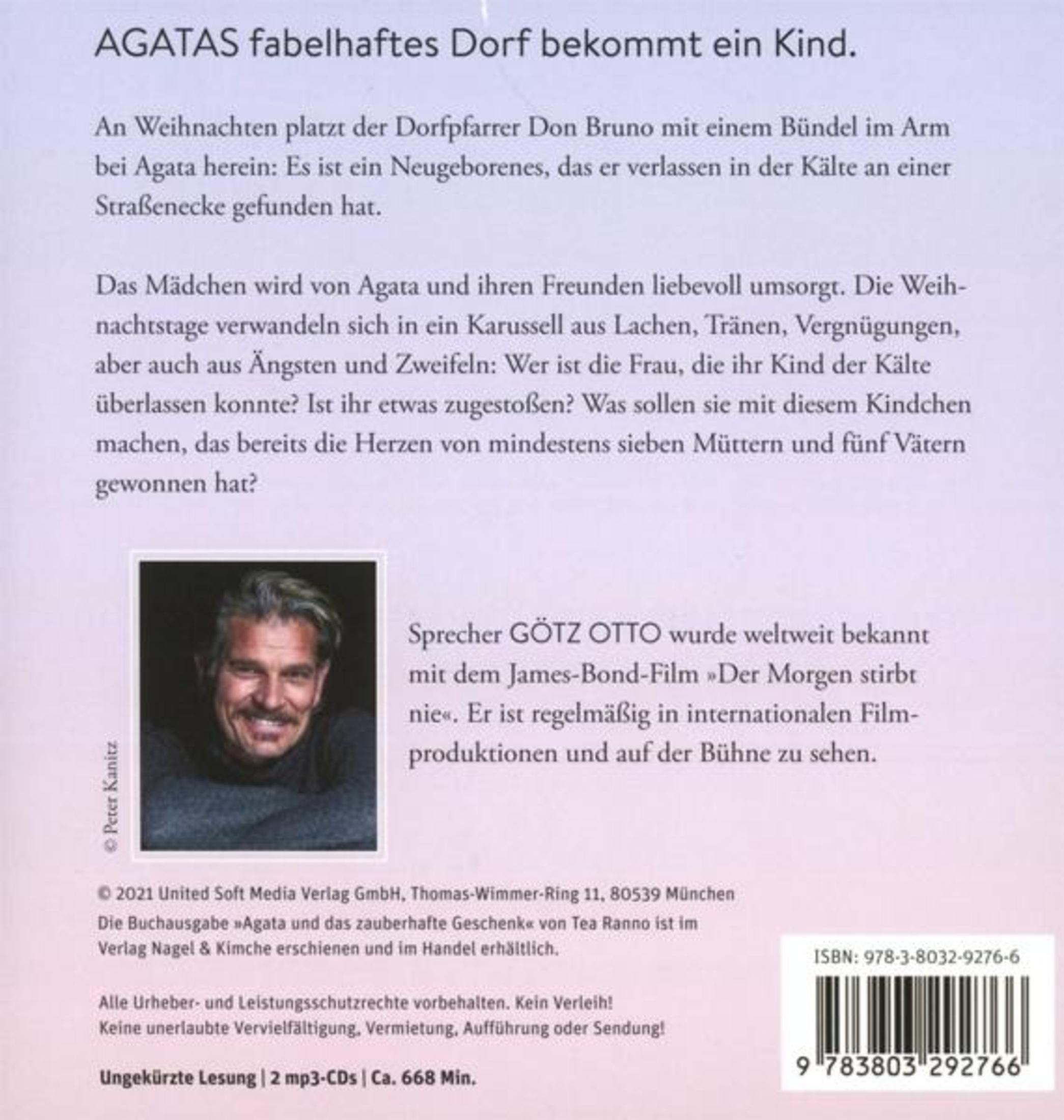 Buchrückseite mit Text über Agatas Dorf, einem Foto von Sprecher Götz Otto und einem Strichcode.