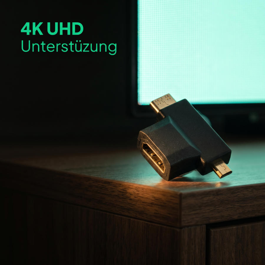 Ein schwarzer HDMI-Adapter mit goldenen Anschlüssen liegt auf einem Holzschrank vor einem leuchtenden Bildschirm.