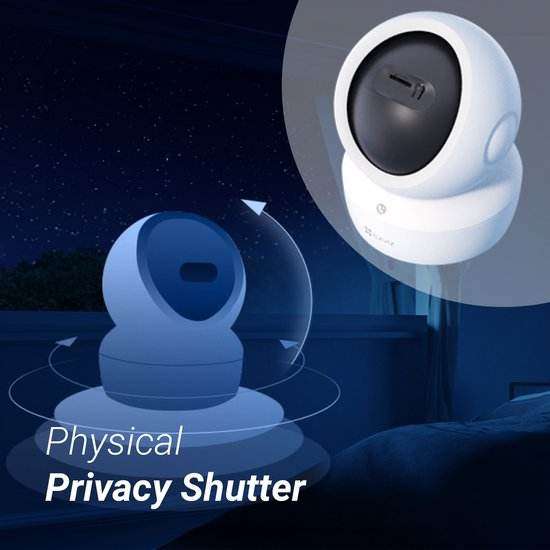 Une caméra de sécurité blanche avec obturateur de confidentialité physique, la nuit à l'intérieur avec des flèches.