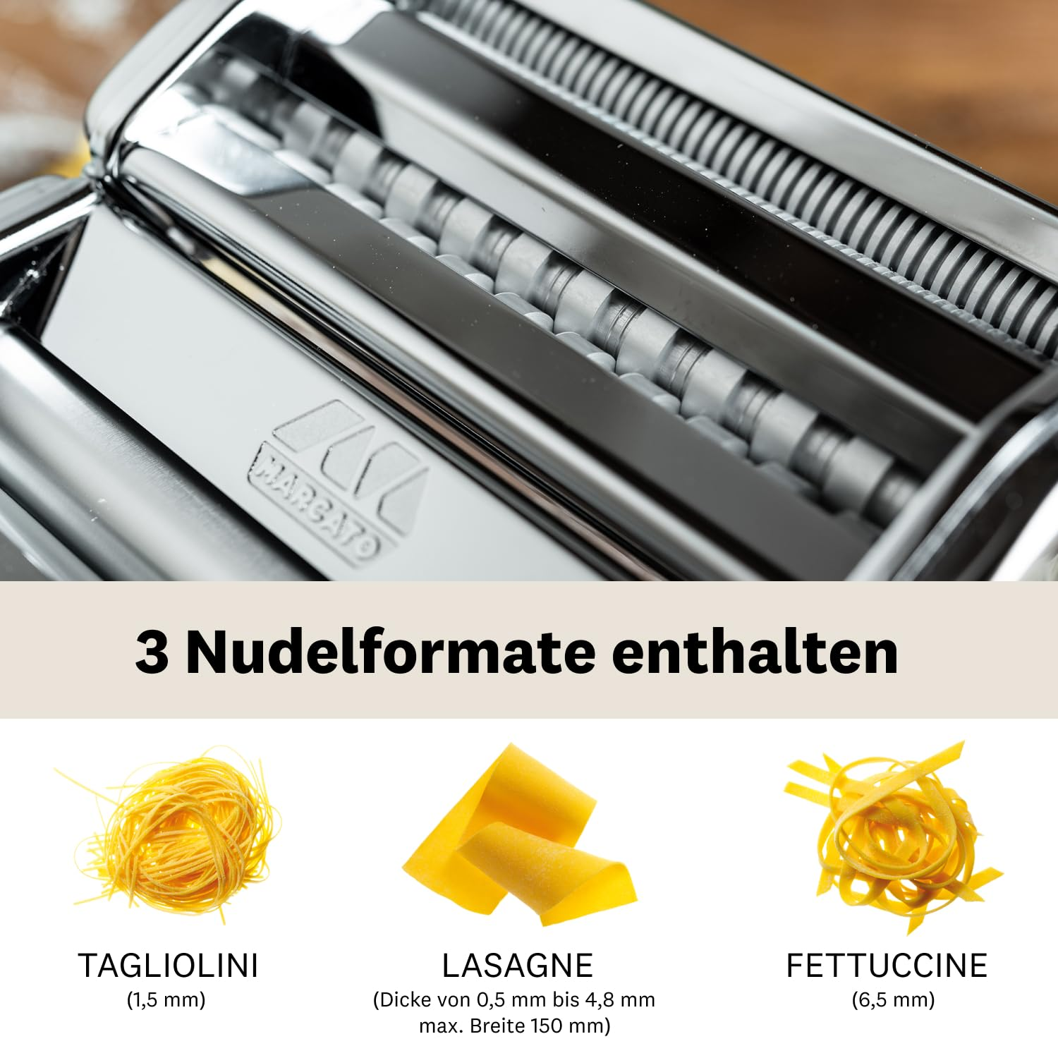 Une machine à pâtes en métal avec des rouleaux et trois formes de pâtes en dessous : Tagliolini, Lasagne et Fettuccine.