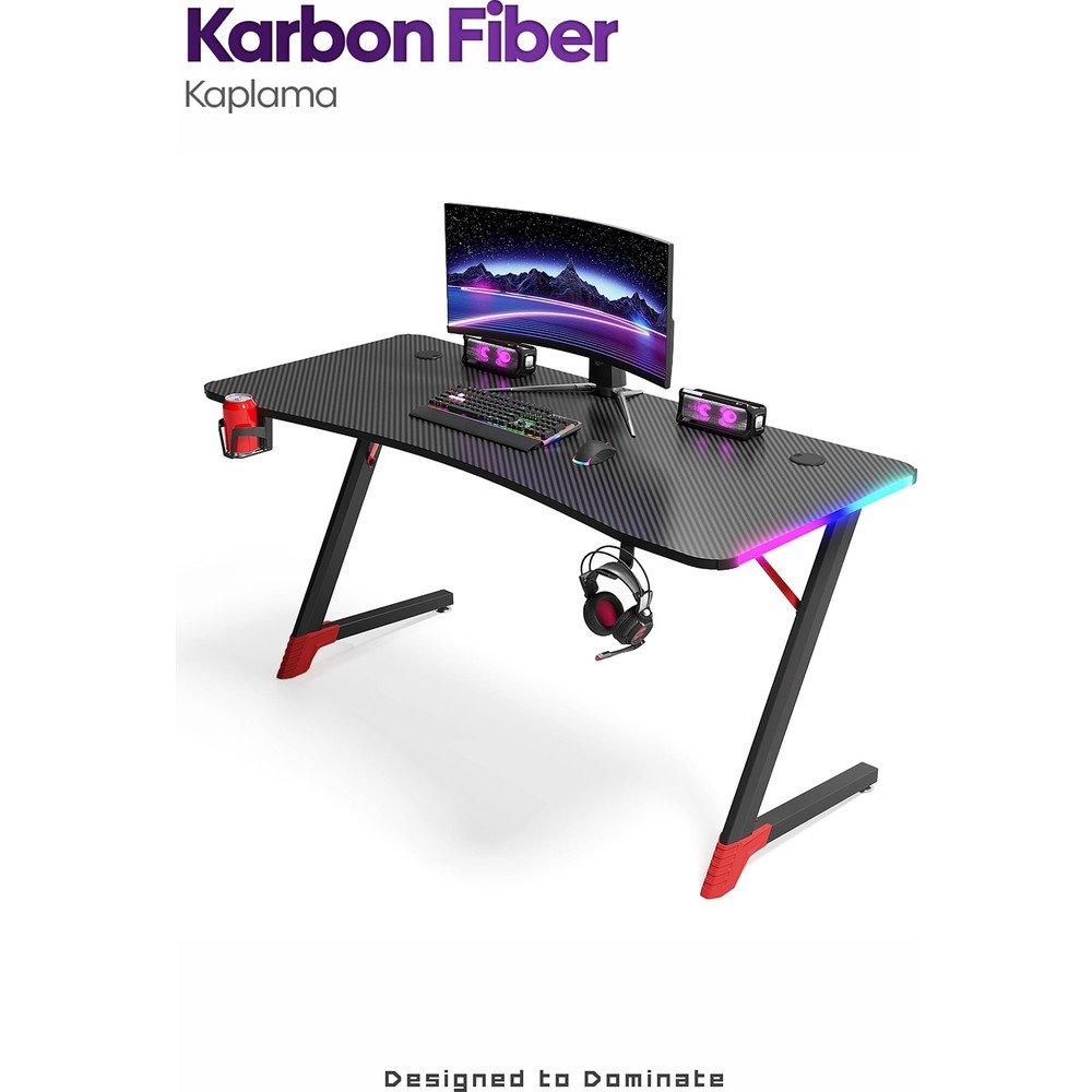Kavisli monitör, klavye, fare ve kulaklığa sahip siyah karbon fiber oyuncu masası.