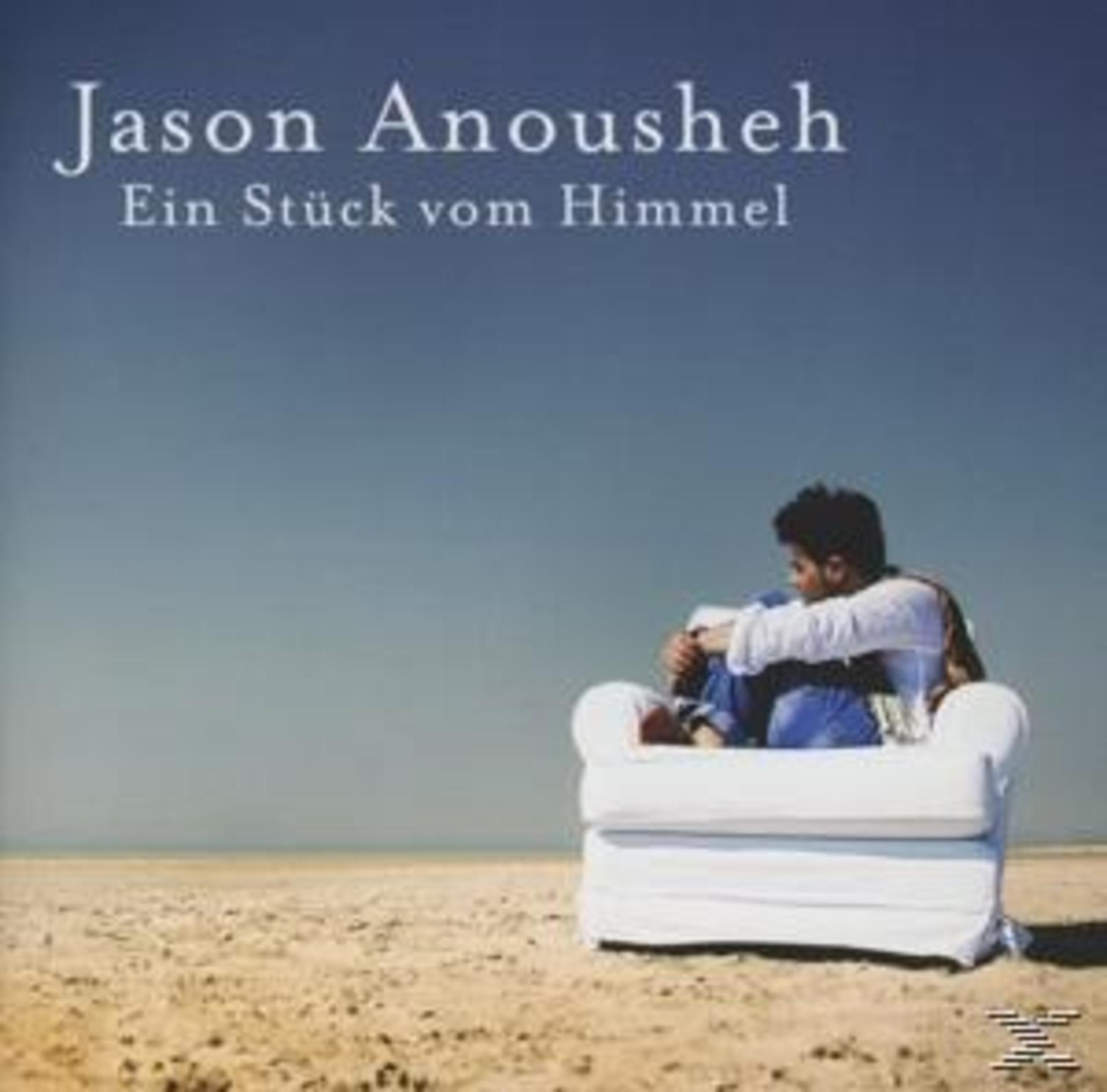 Ein junger Mann sitzt auf einem weißen Sessel am Strand unter blauem Himmel mit Text.