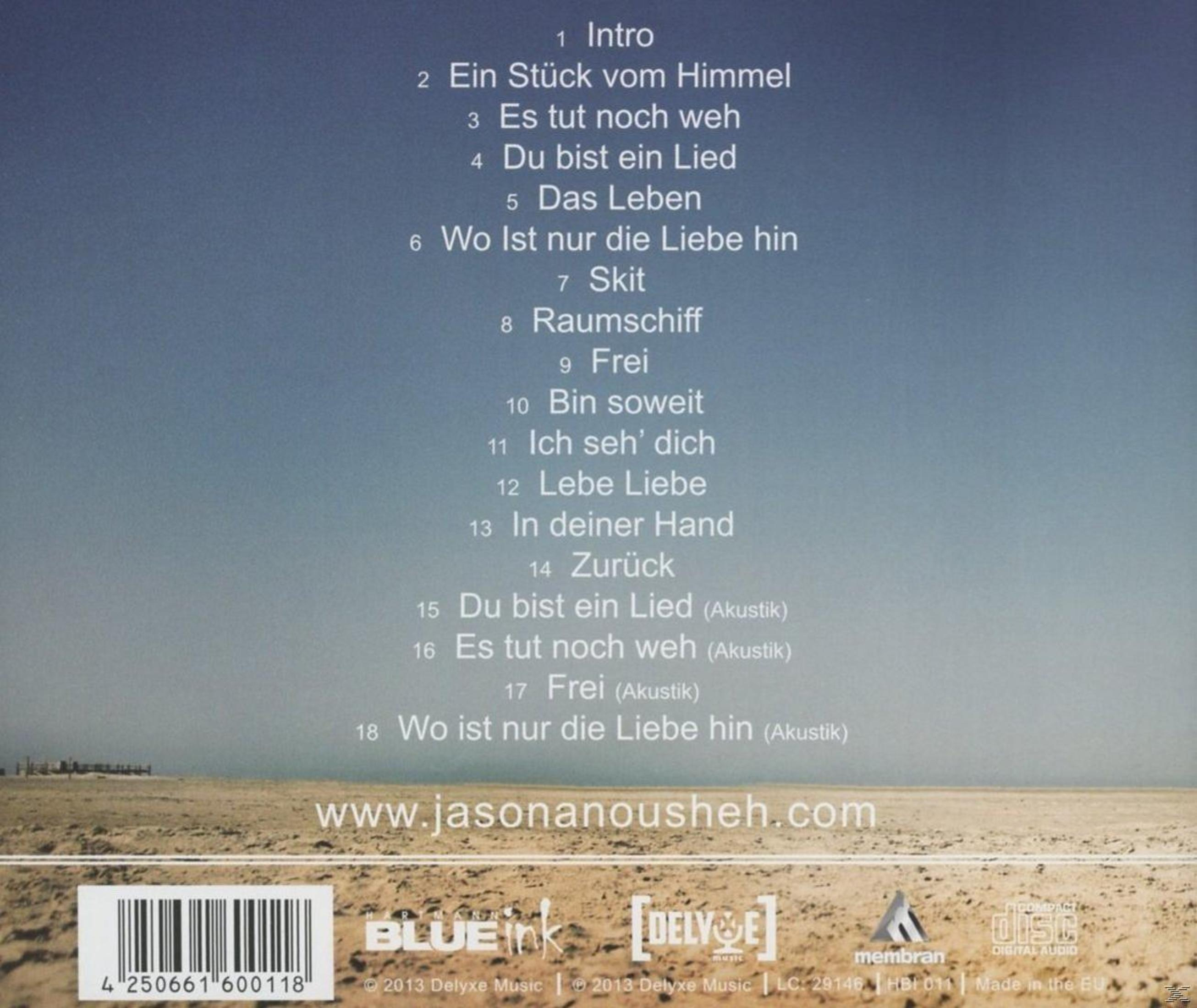Rückseite einer CD mit Tracklist vor einem blauen Himmel und sandigem Boden.