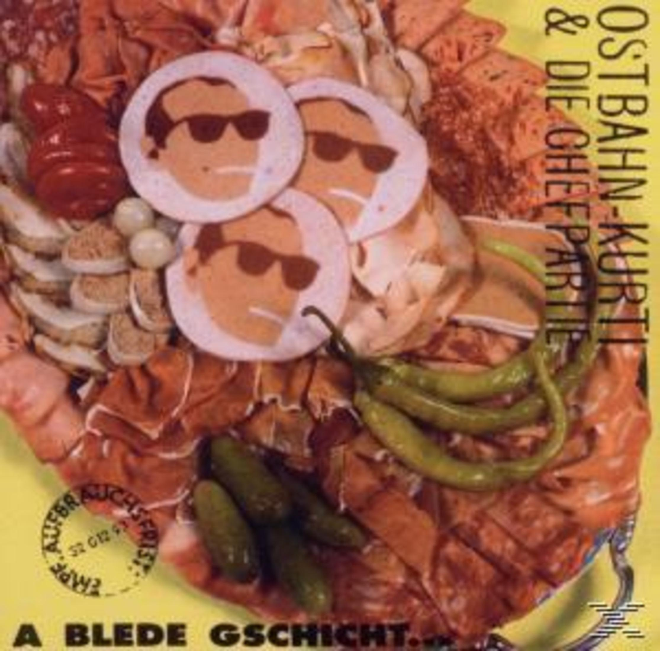 Wurst- und Schinkenplatte mit drei Wurstscheiben, die ein Männergesicht mit Sonnenbrille zeigen, sowie Gurken.