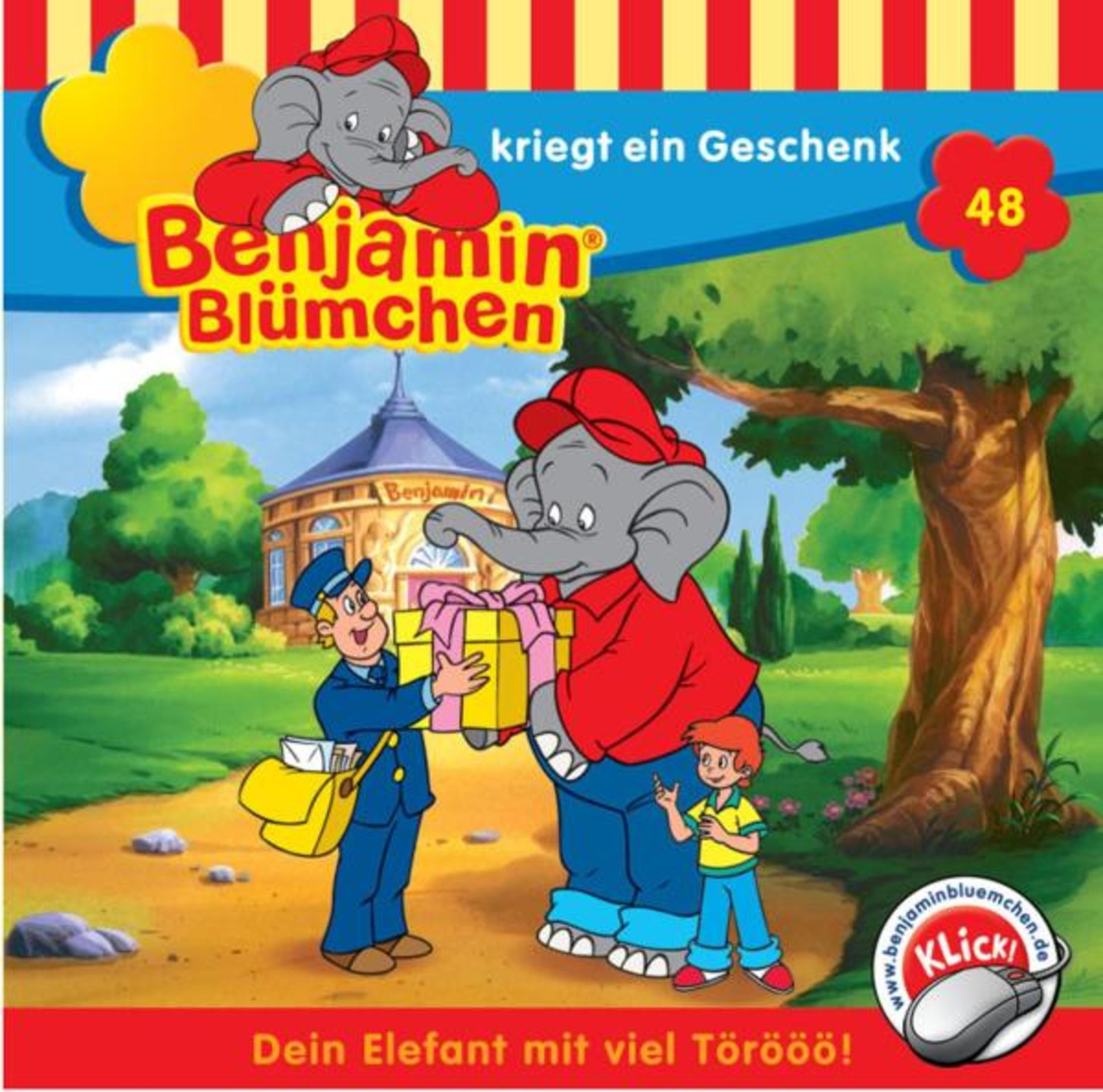 Ein Briefträger schenkt Benjamin Blümchen, einem Elefanten mit roter Mütze, ein Paket, während ein Junge zusieht.