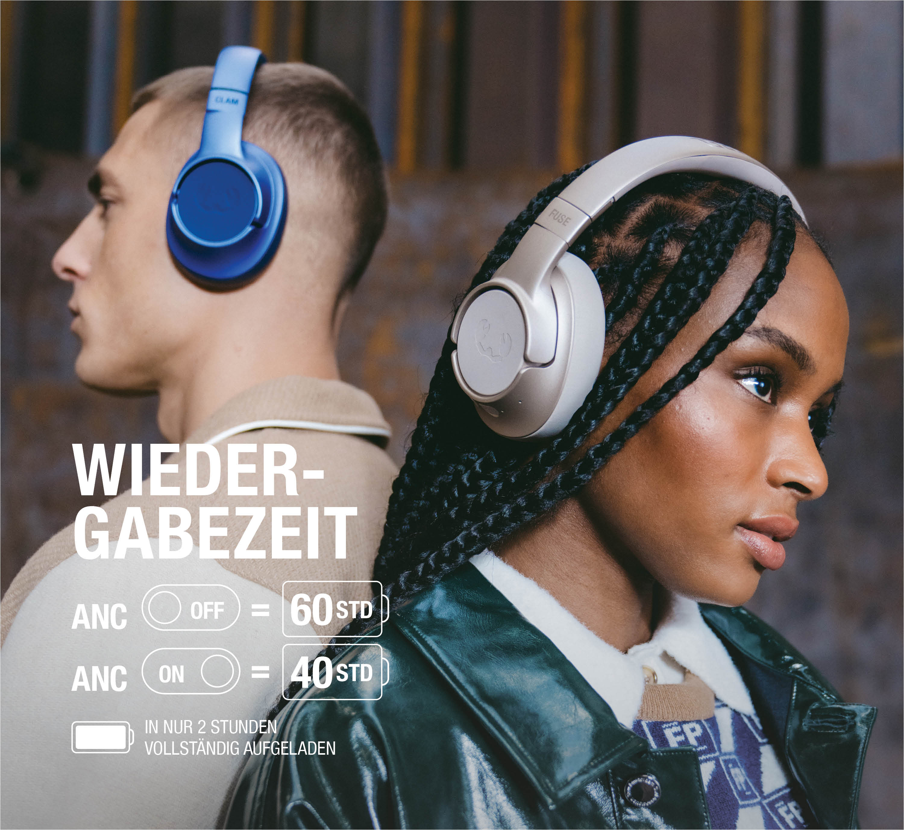 Zwei Personen tragen Kopfhörer vor einer strukturierten Wand, Text bewirbt Akkulaufzeit.