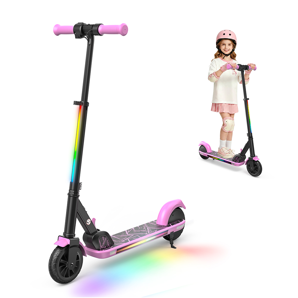 Ein rosafarbener Kinderroller mit Lichtern und ein Mädchen, das einen passenden Helm und Schutzausrüstung trägt.
