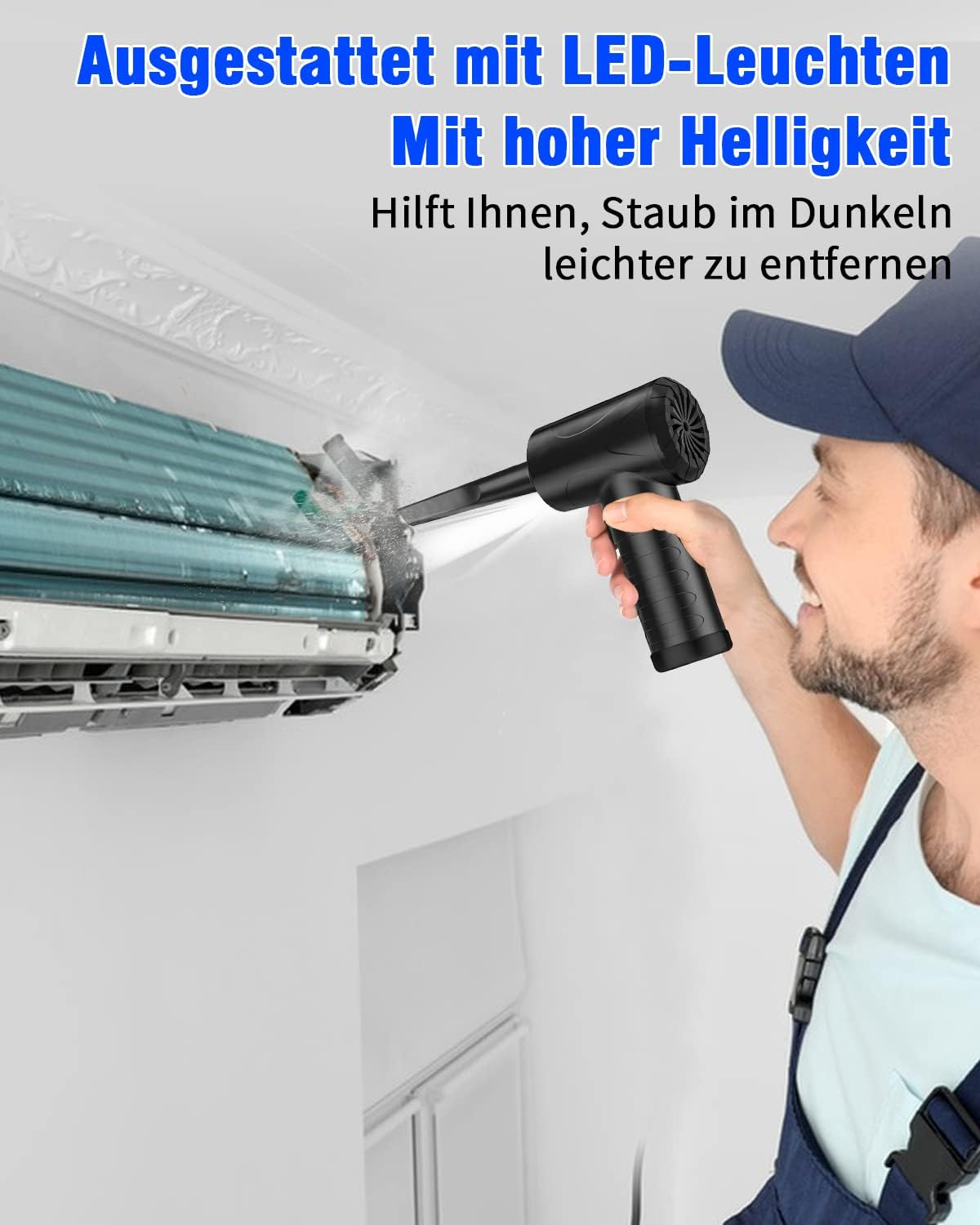 Ein Mann reinigt eine Klimaanlage mit einem tragbaren, schwarzen Druckluftgerät mit integriertem LED-Licht.