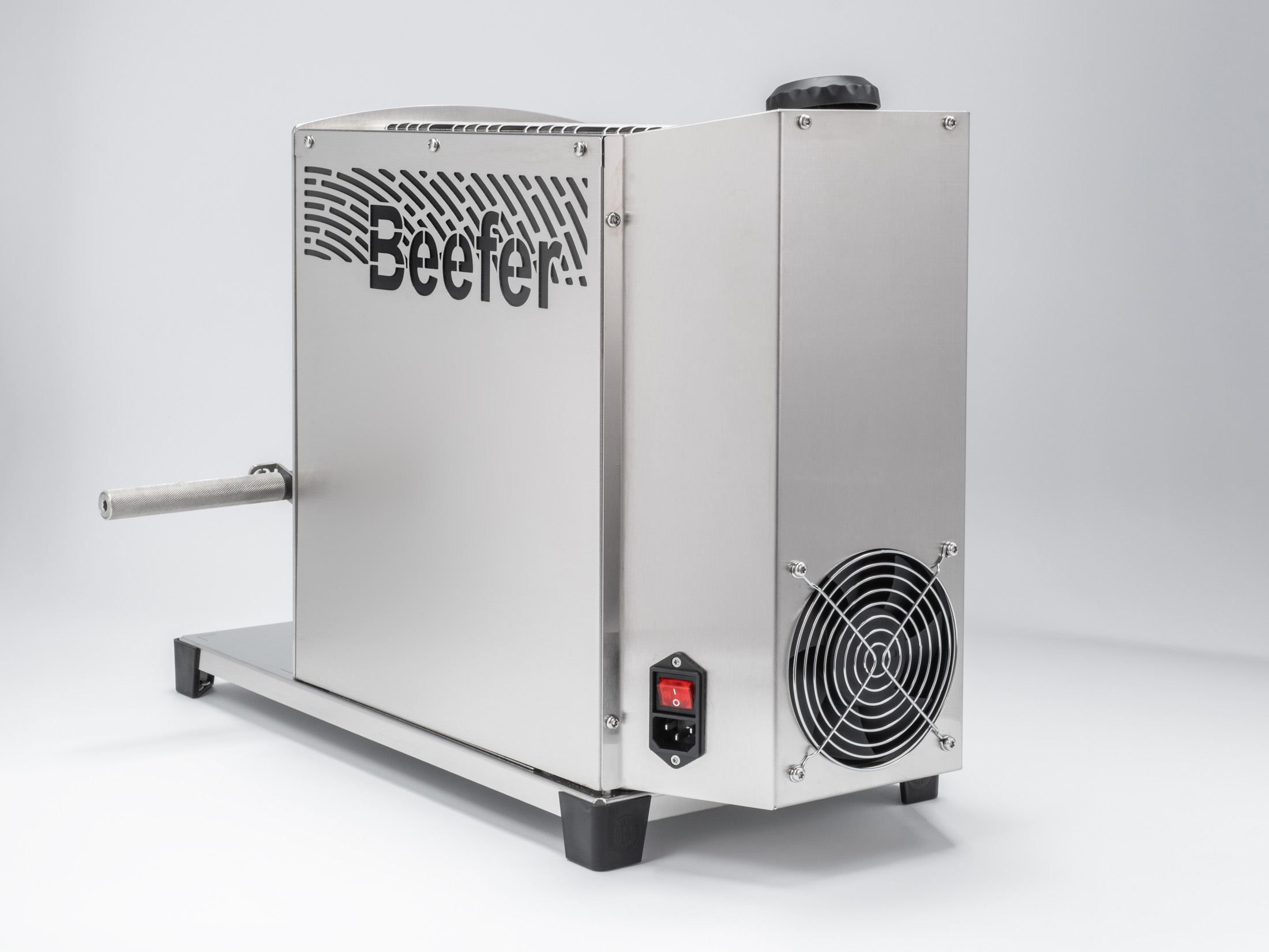 Ein Edelstahl-Beef-Grill mit dem Logo Beefer, einem Lüftungsgitter und rotem Netzschalter auf hellem Hintergrund.