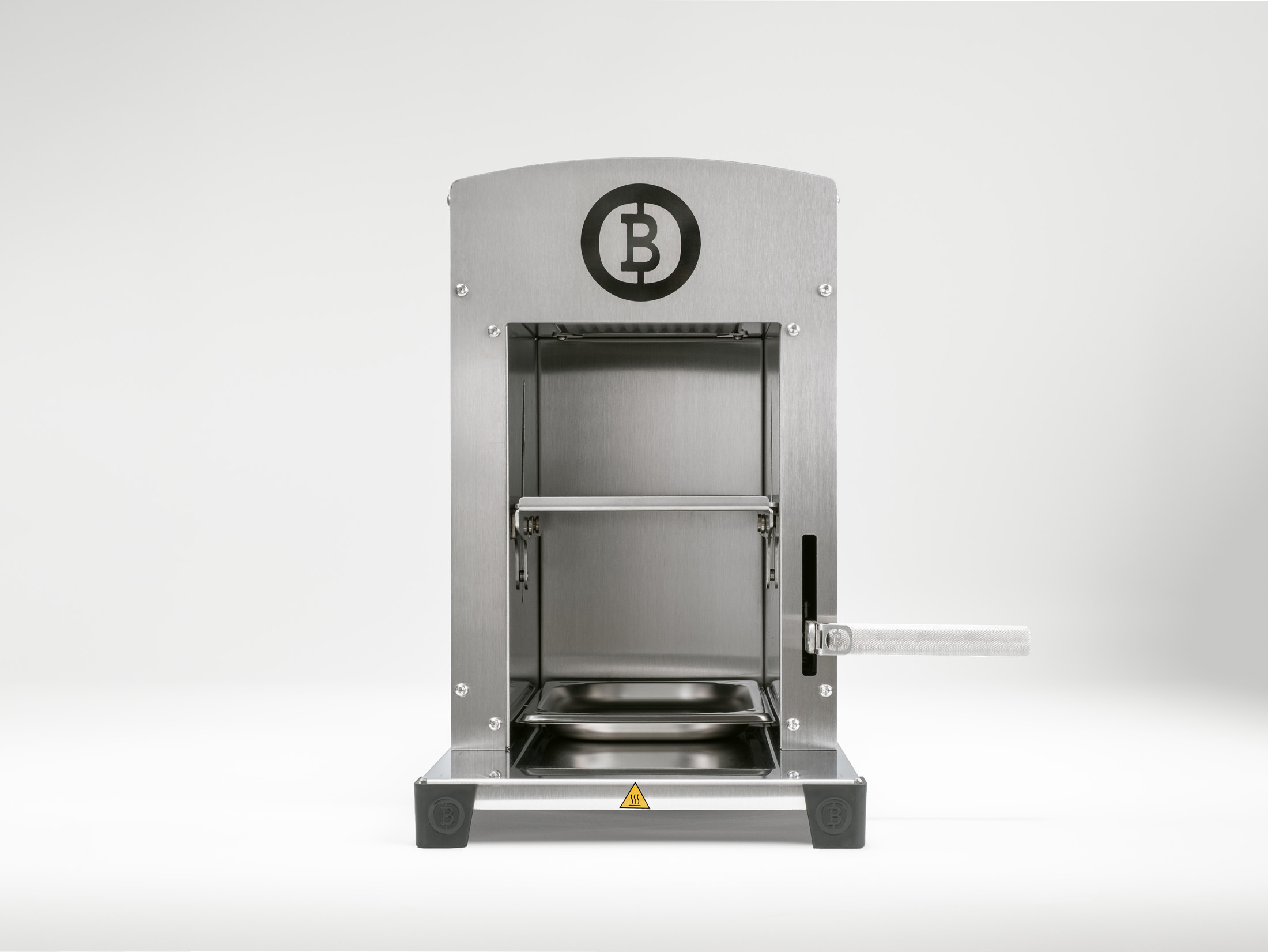 Ein silberner Edelstahl-Salamander-Grill mit einem B-Logo oben steht auf einer weißen Oberfläche.