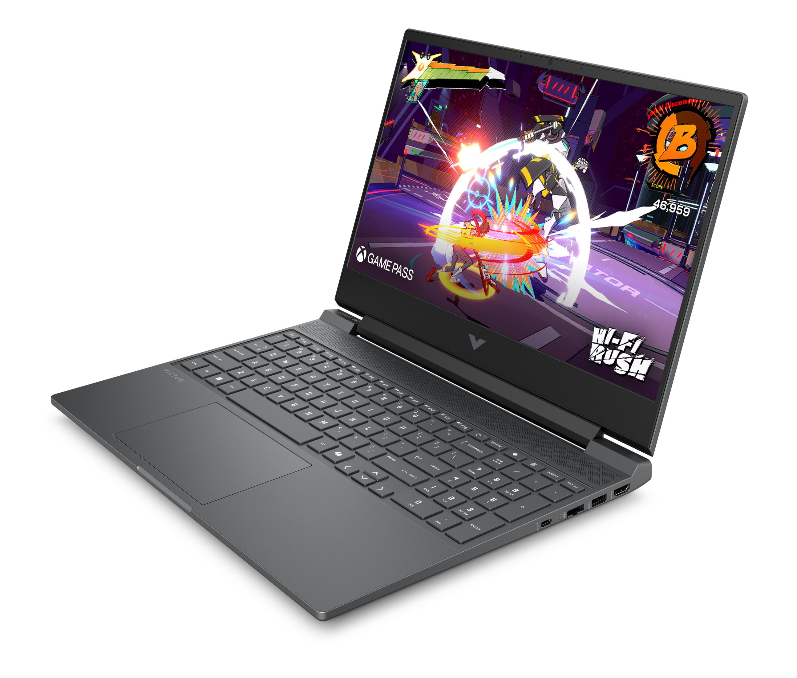 Ein grauer Laptop auf weißem Hintergrund zeigt ein actionreiches Videospiel auf dem Bildschirm.