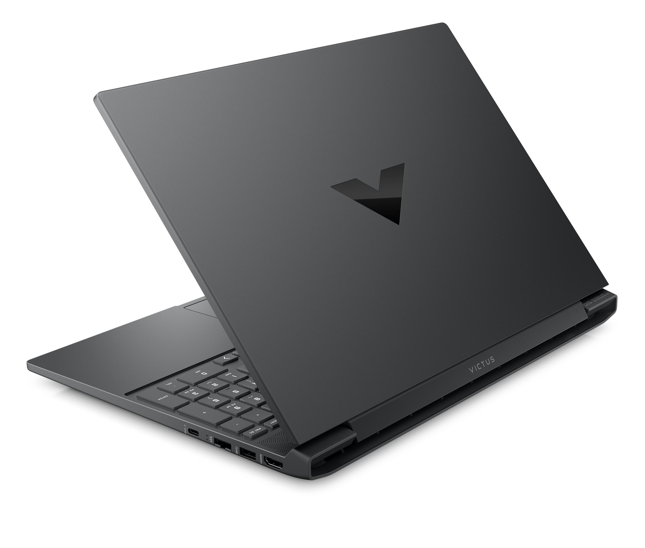 Ein dunkelgraues Gaming-Laptop mit einem markanten V-Logo auf dem Deckel, aus hinterer rechter Sicht vor weißem Hintergrund.