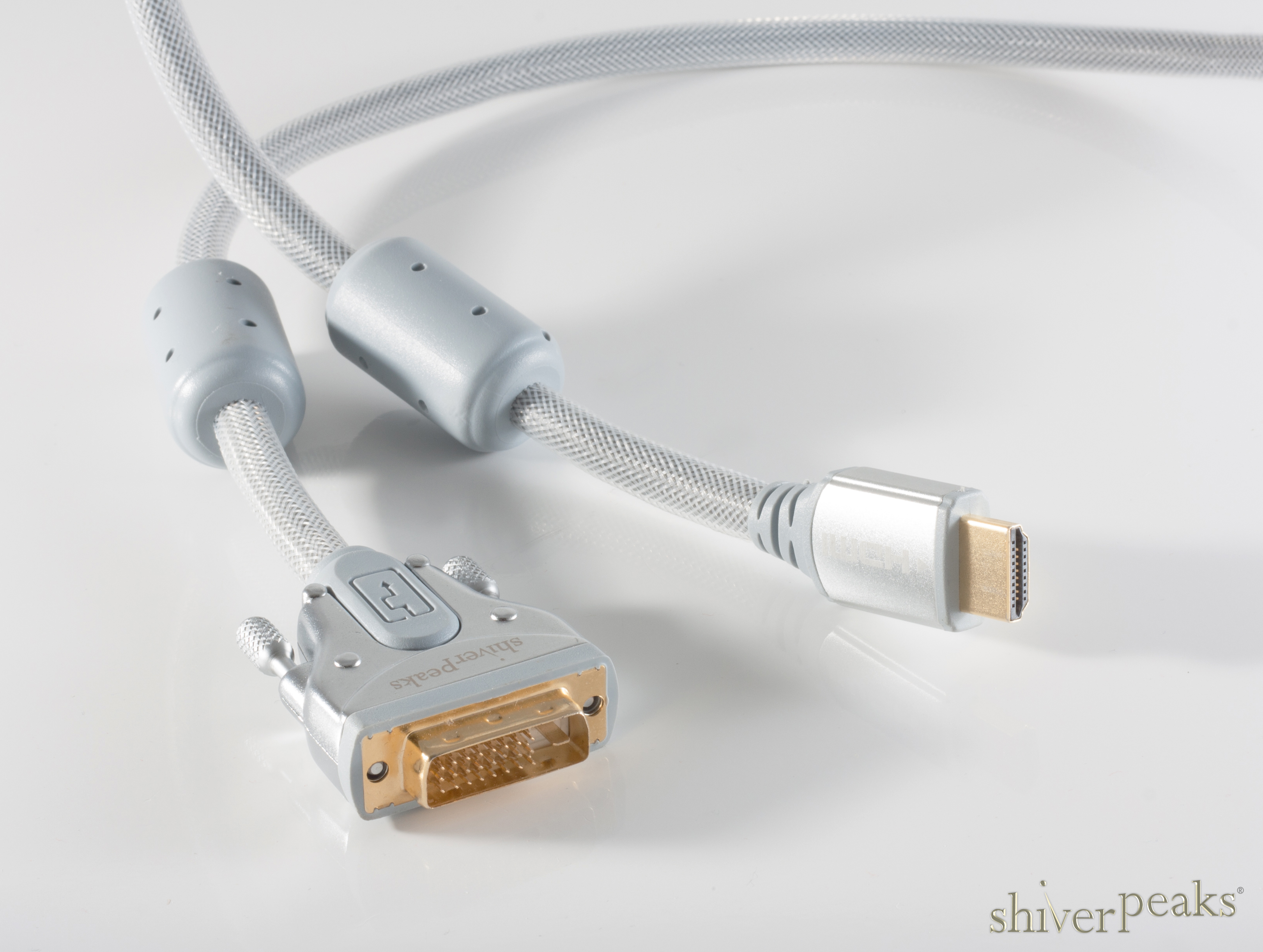 Graues Kabel mit vergoldeten DVI- und HDMI-Steckern auf weißem Grund.
