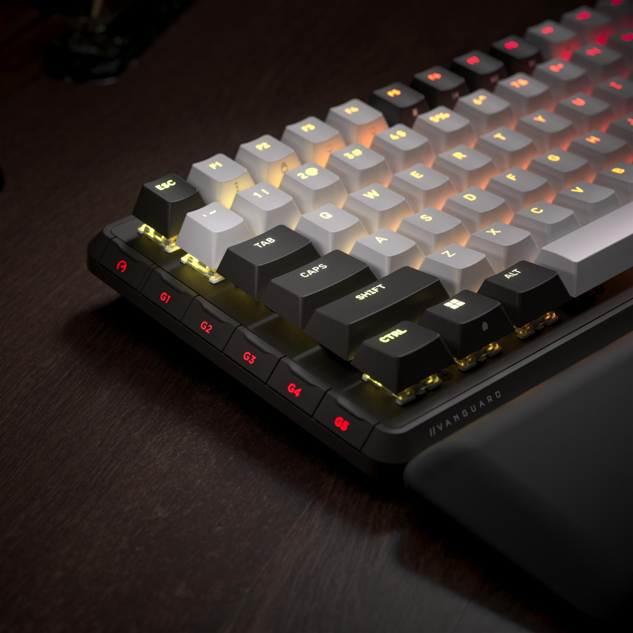 Una tastiera da gioco meccanica con tasti bianchi e neri e retroilluminazione morbida su una scrivania in legno.