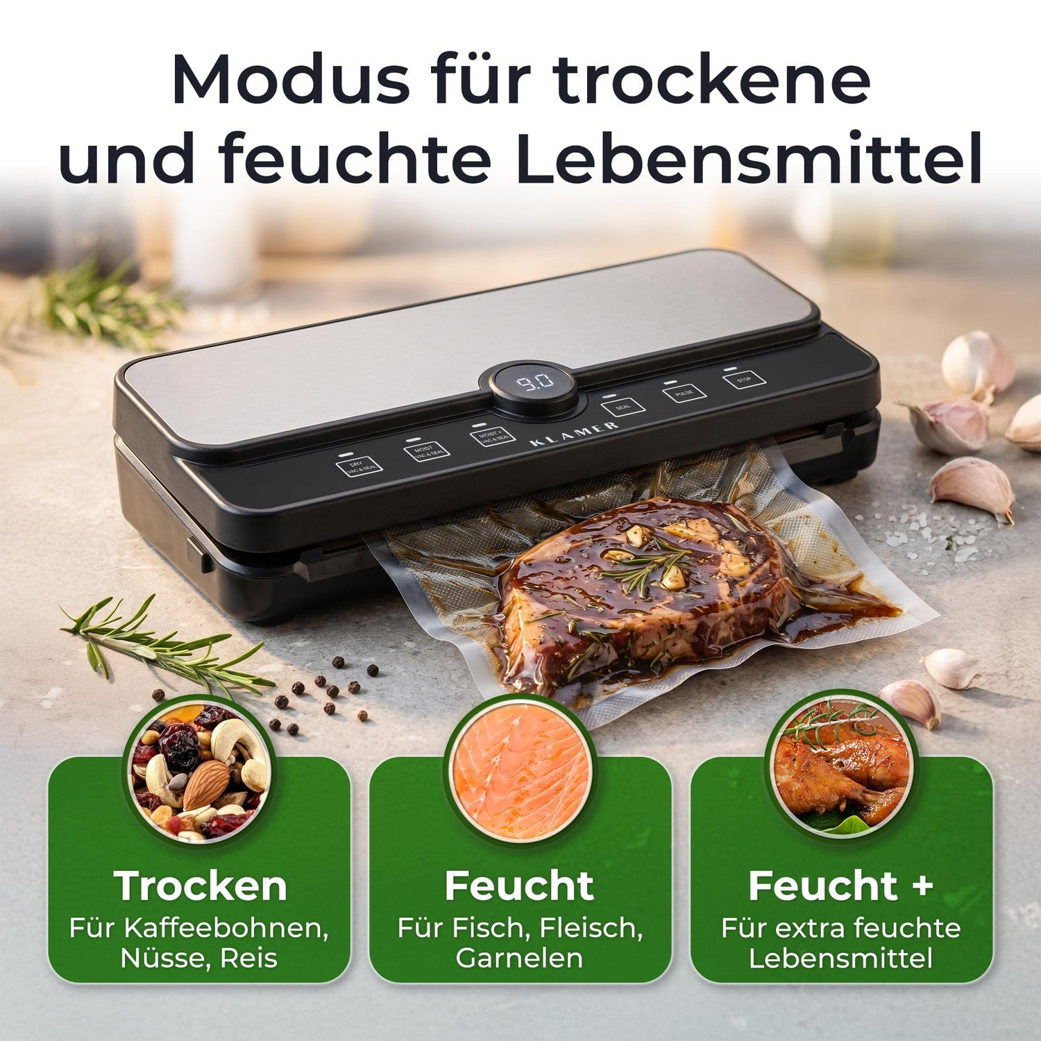 Ein schwarzes Vakuumiergerät versiegelt Fleisch in einer Plastiktüte auf einer Küchentheke.