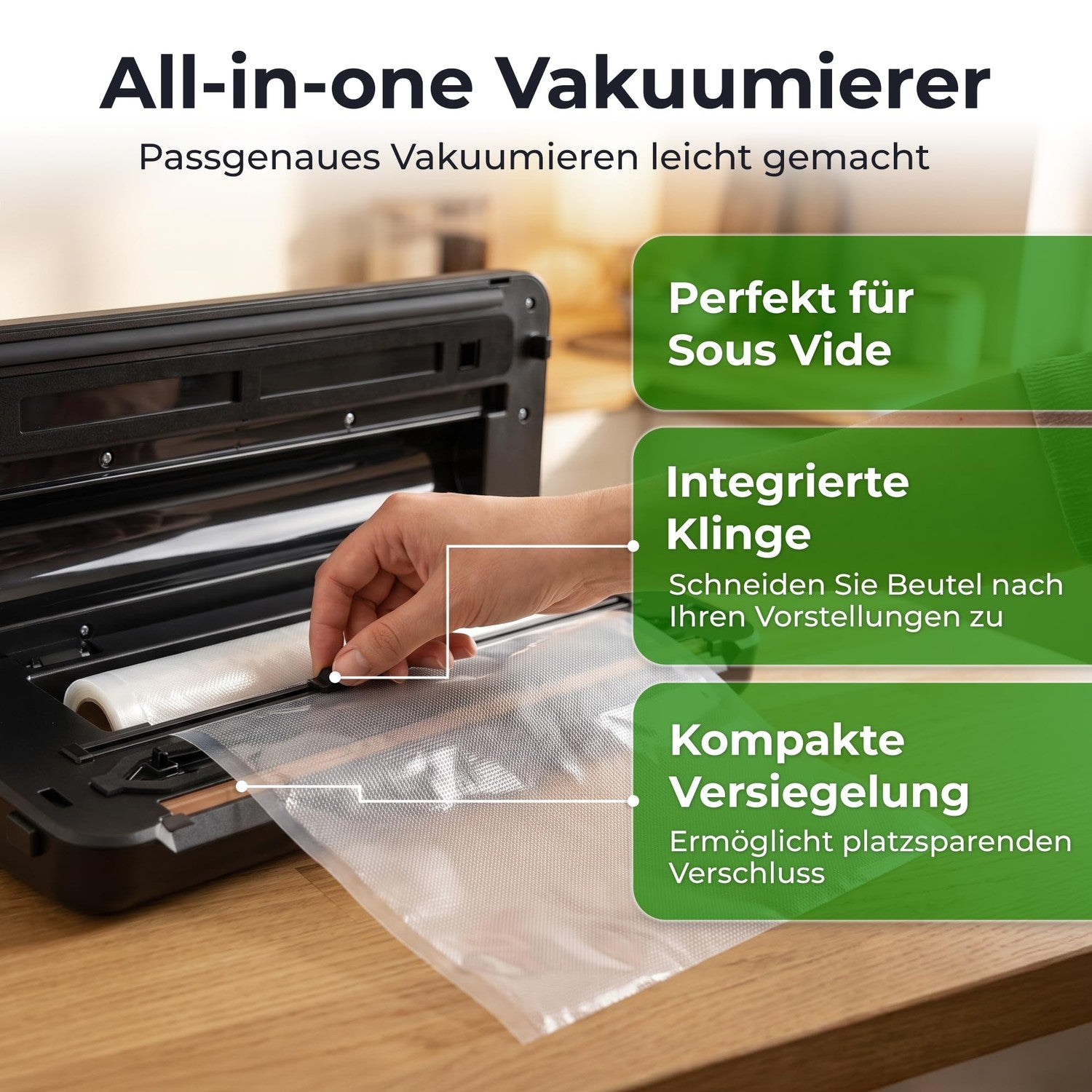Ein Vakuumierer mit integrierter Klinge und Beutelrolle auf einem Holztisch mit grünen Textfeldern.