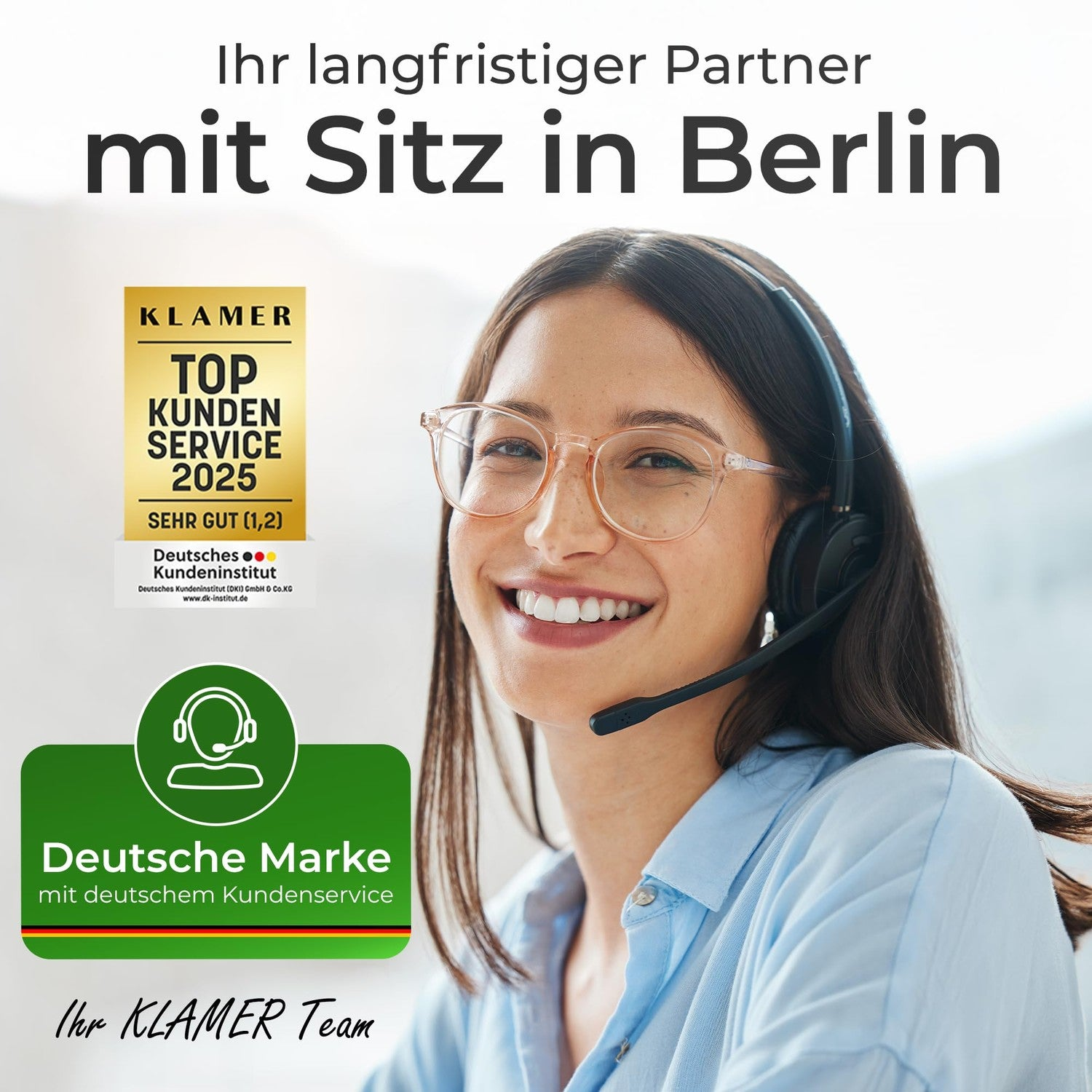 Eine lächelnde Frau mit Brille und Headset, flankiert von einem Gold-Award und einem Logo mit deutschem Kundenservice.