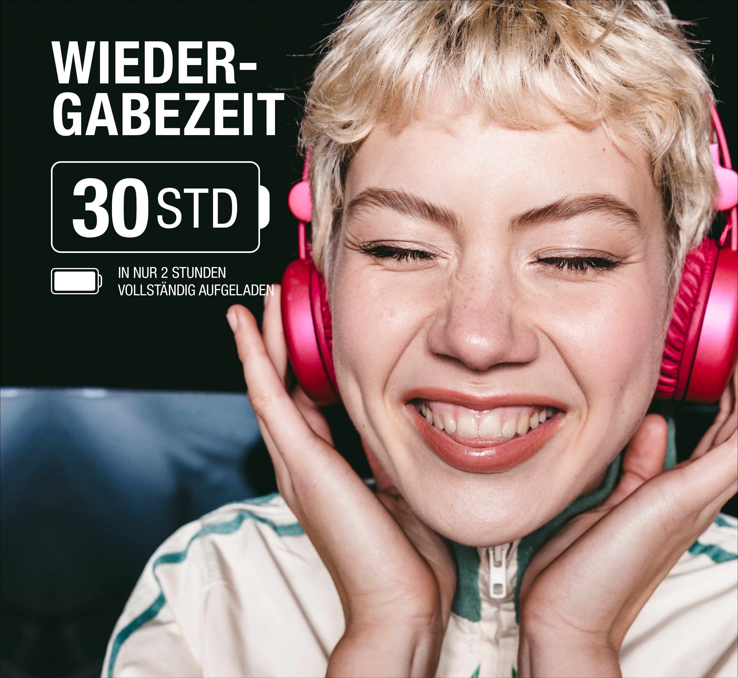 Glückliche Frau mit blondem Haar und pinken Kopfhörern, Text über Wiedergabezeit und Akku.