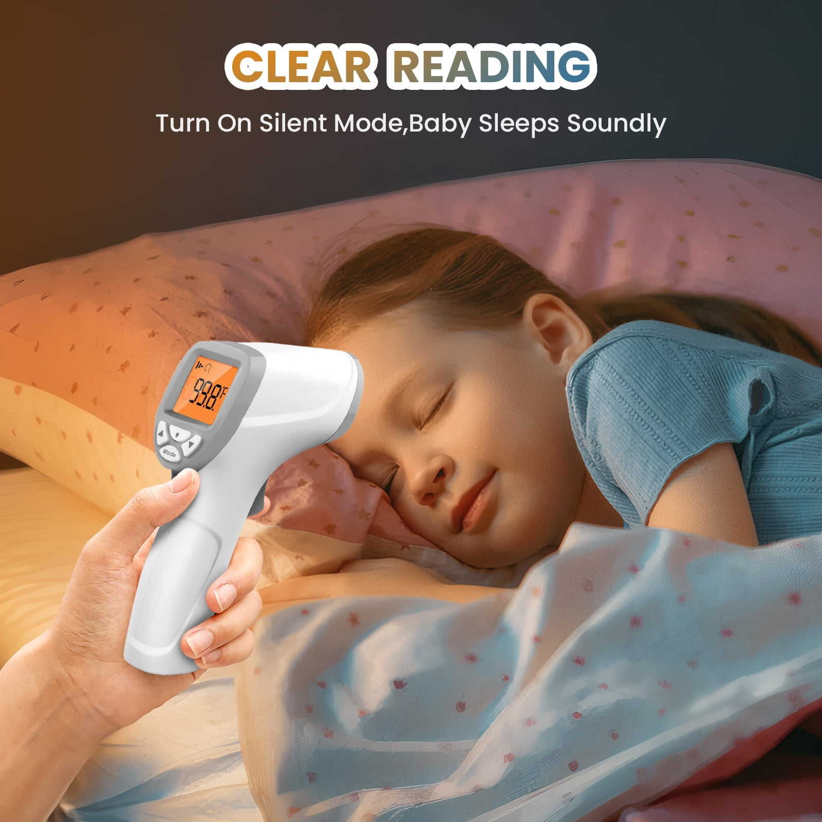 Eine Hand hält ein digitales Thermometer in die Nähe eines schlafenden Kindes im Bett.