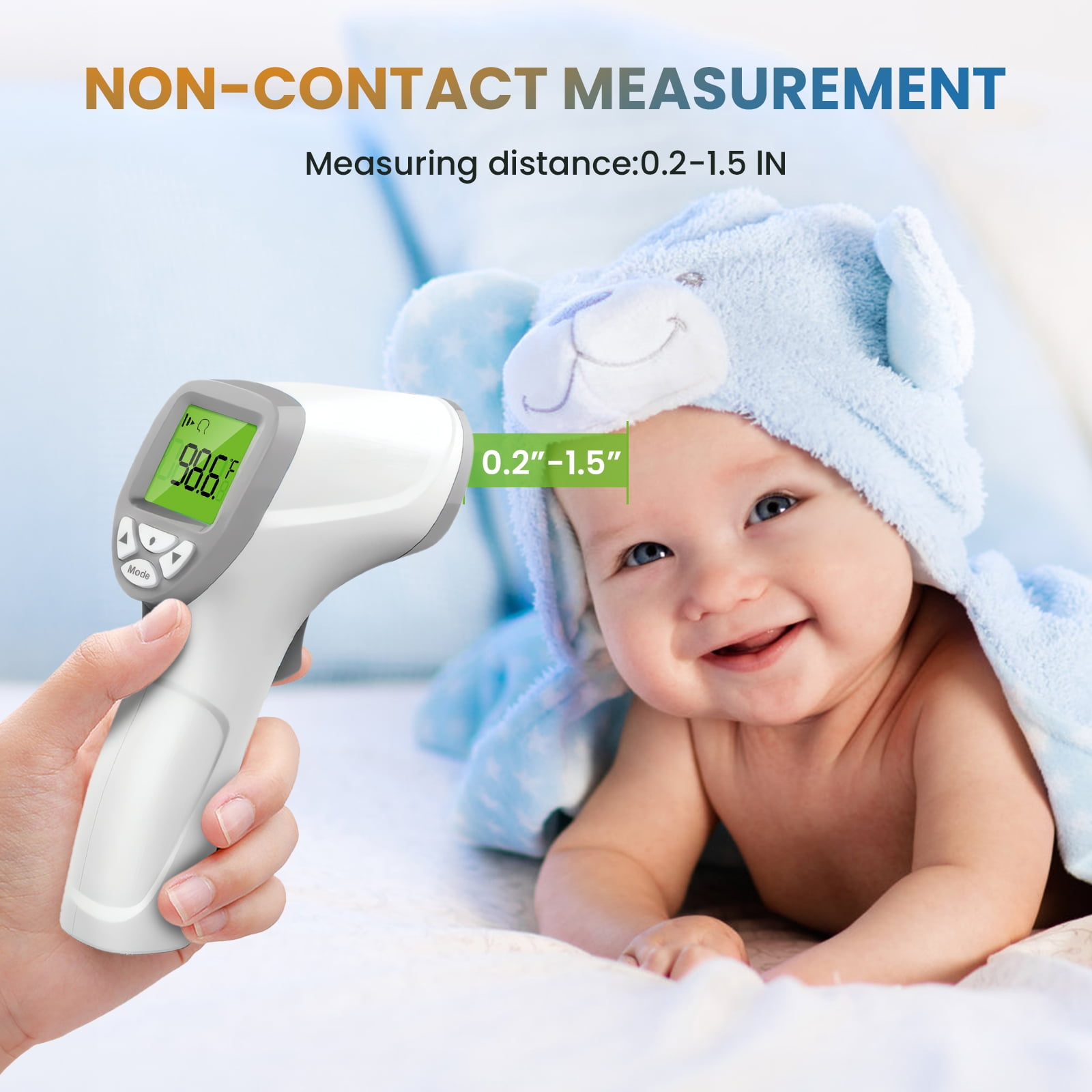 Hand hält ein Infrarot-Thermometer vor ein lächelndes Baby in blauer Kapuze.