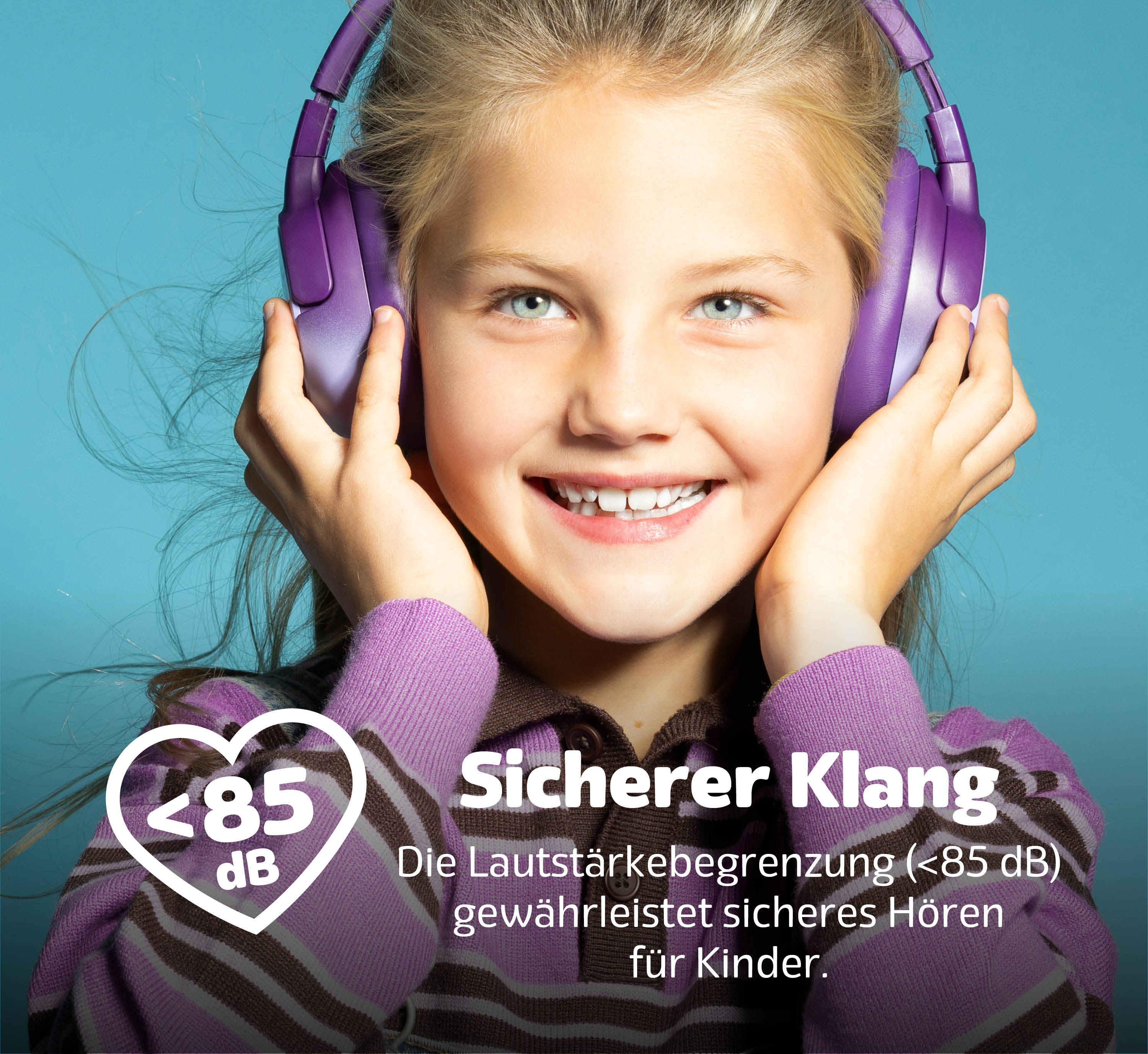 Ein smiling Mädchen mit lila Kopfhörern und sicherem Klang unter 85 dB vor blauem Hintergrund.