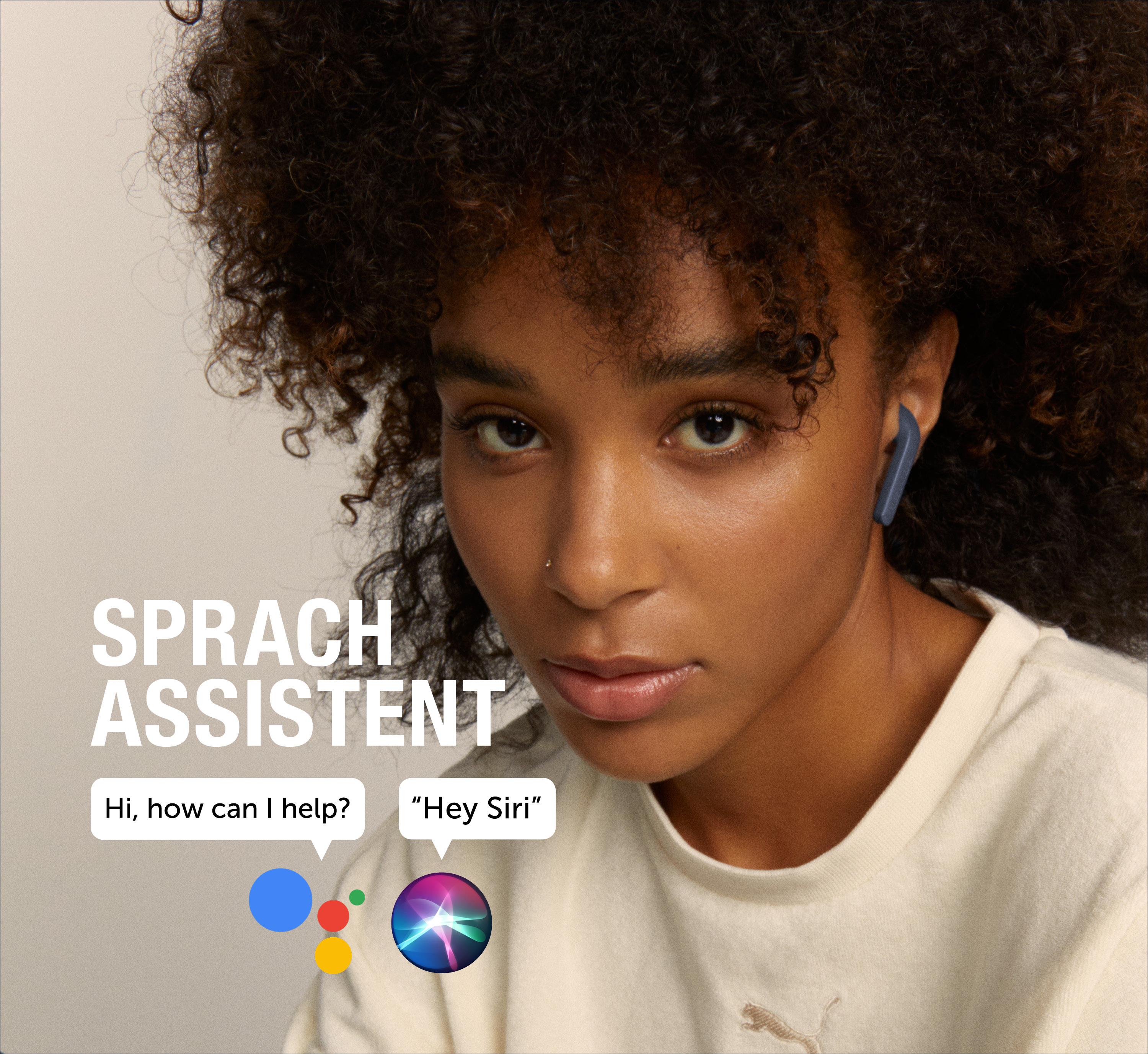 Eine Frau mit dunklen Locken trägt einen Ohrhörer; Text und Sprachassistenten-Symbole sind im Bild.