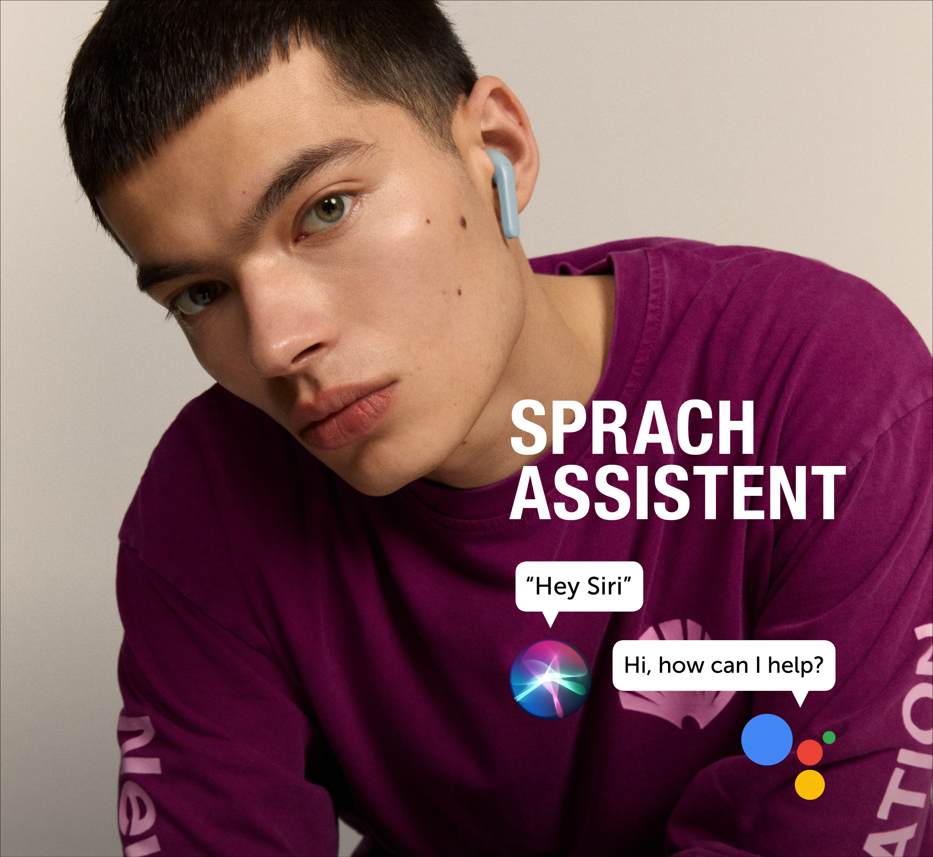 Ein junger Mann mit lila Hemd und blauen Ohrhörern, mit deutschem Text und Sprachassistenten-Grafiken.