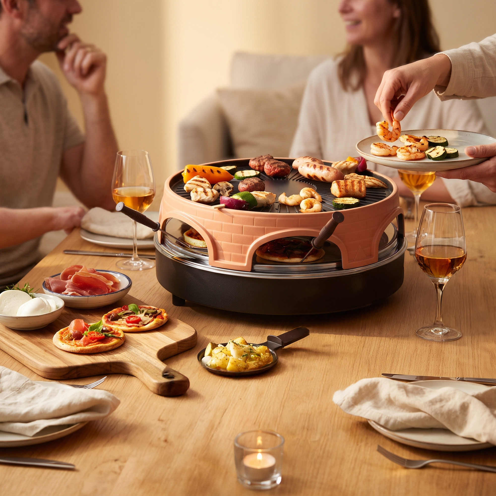 Persone sedute a tavola con una piastra raclette con carne e verdure e bicchieri di vino.