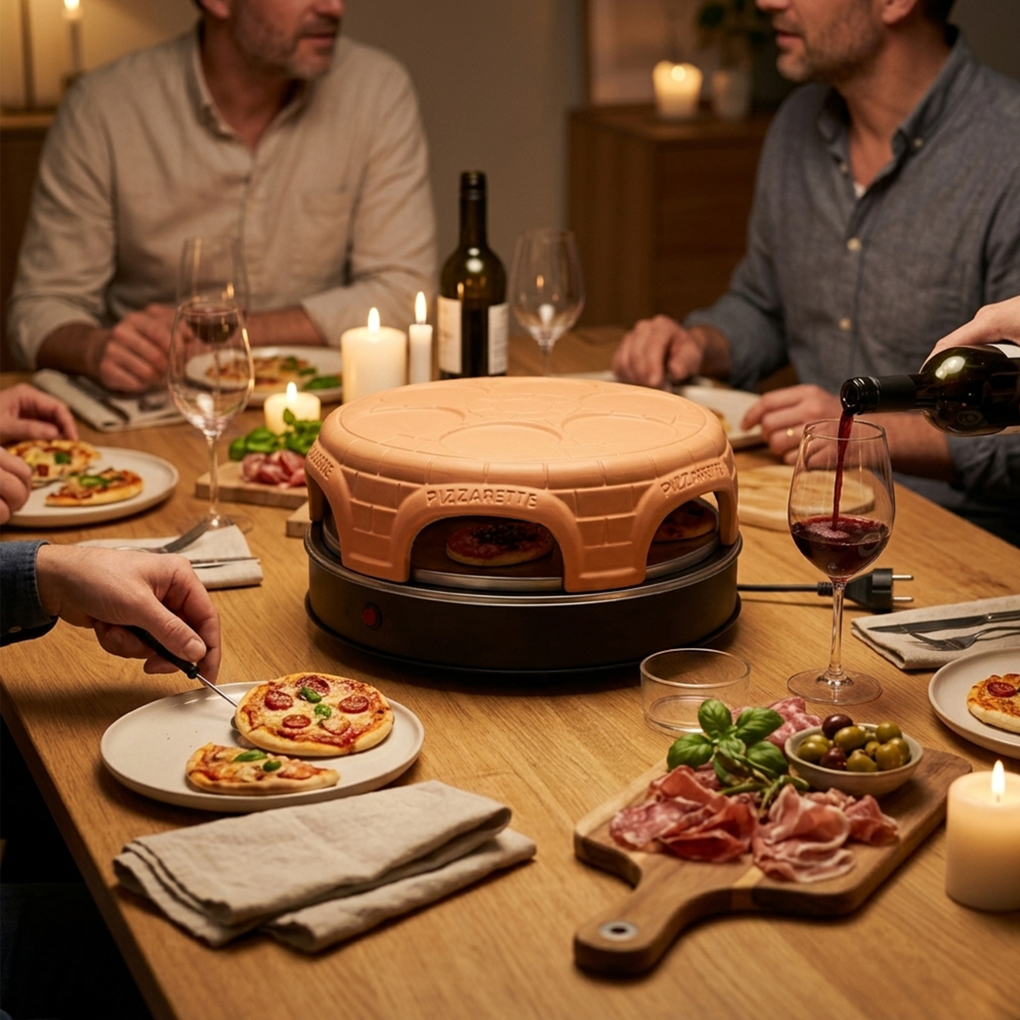 Amigos se reúnen en una mesa de madera usando un horno pizzarette mientras se sirve vino.