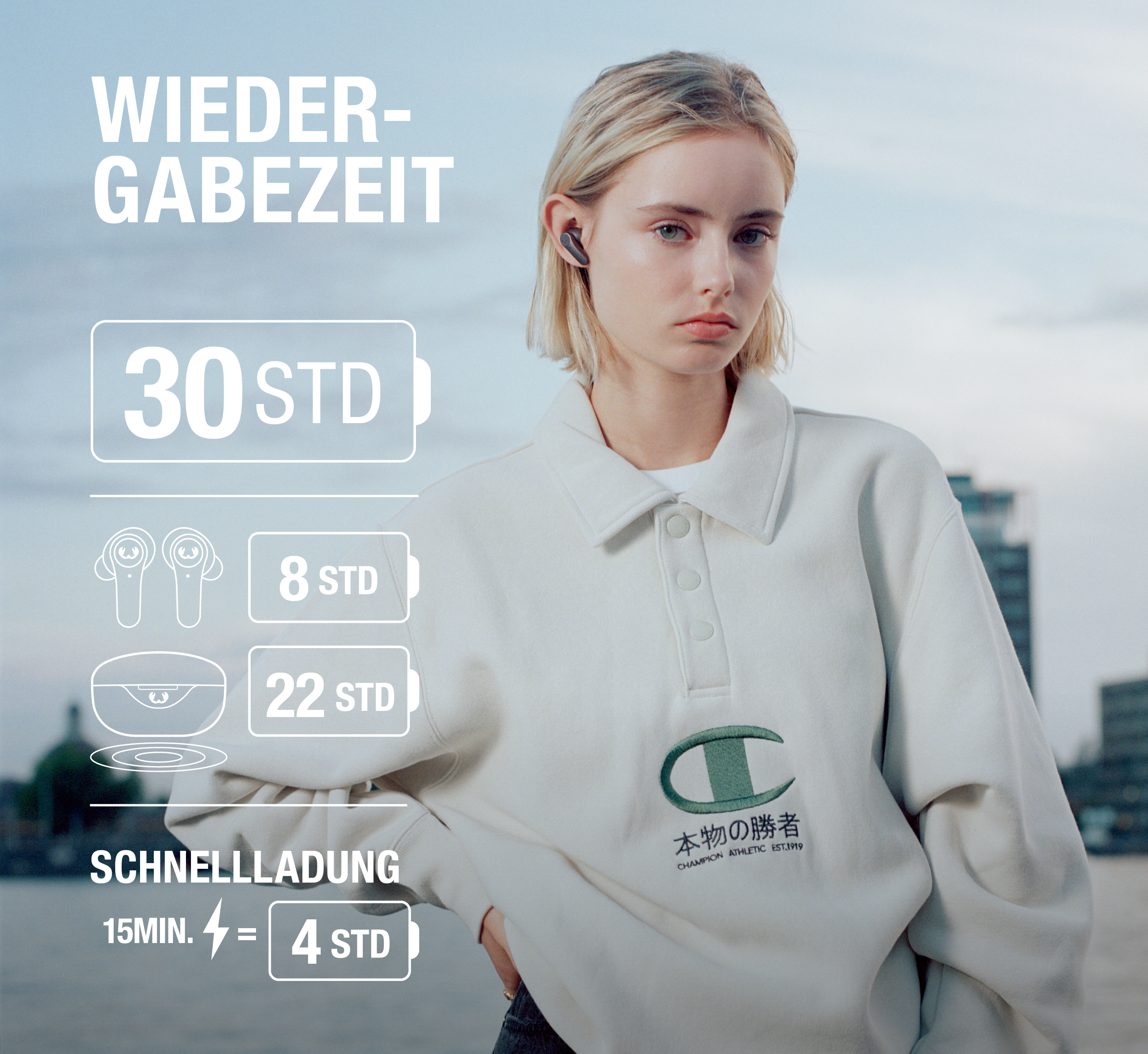 Blonde Frau in weißem Pullover mit Ohrhörern, umgeben von Grafiken zur Batterielaufzeit und Schnellladung.