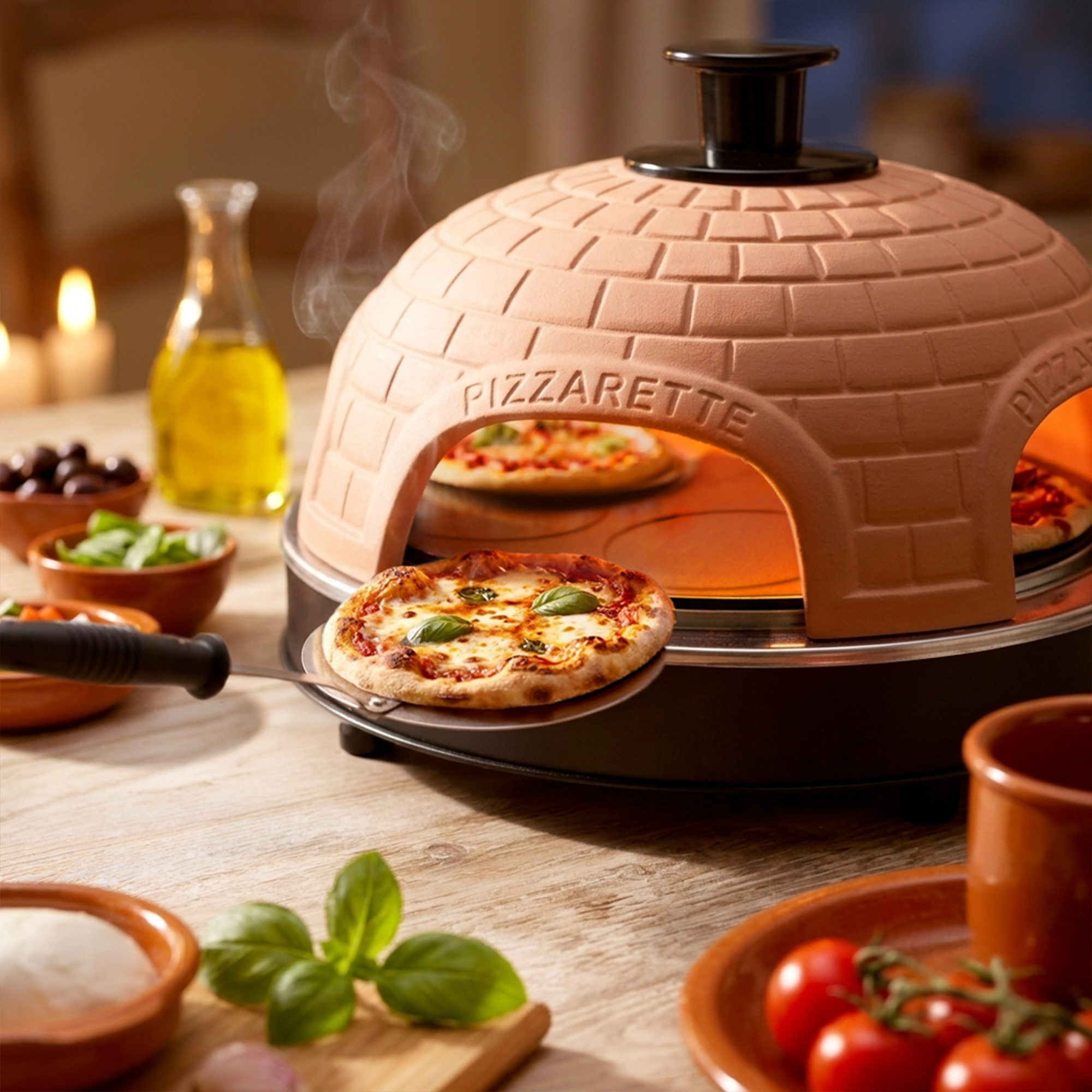Una pizza fresca en una pala se sostiene frente a un horno Pizzarette, rodeada de ingredientes.
