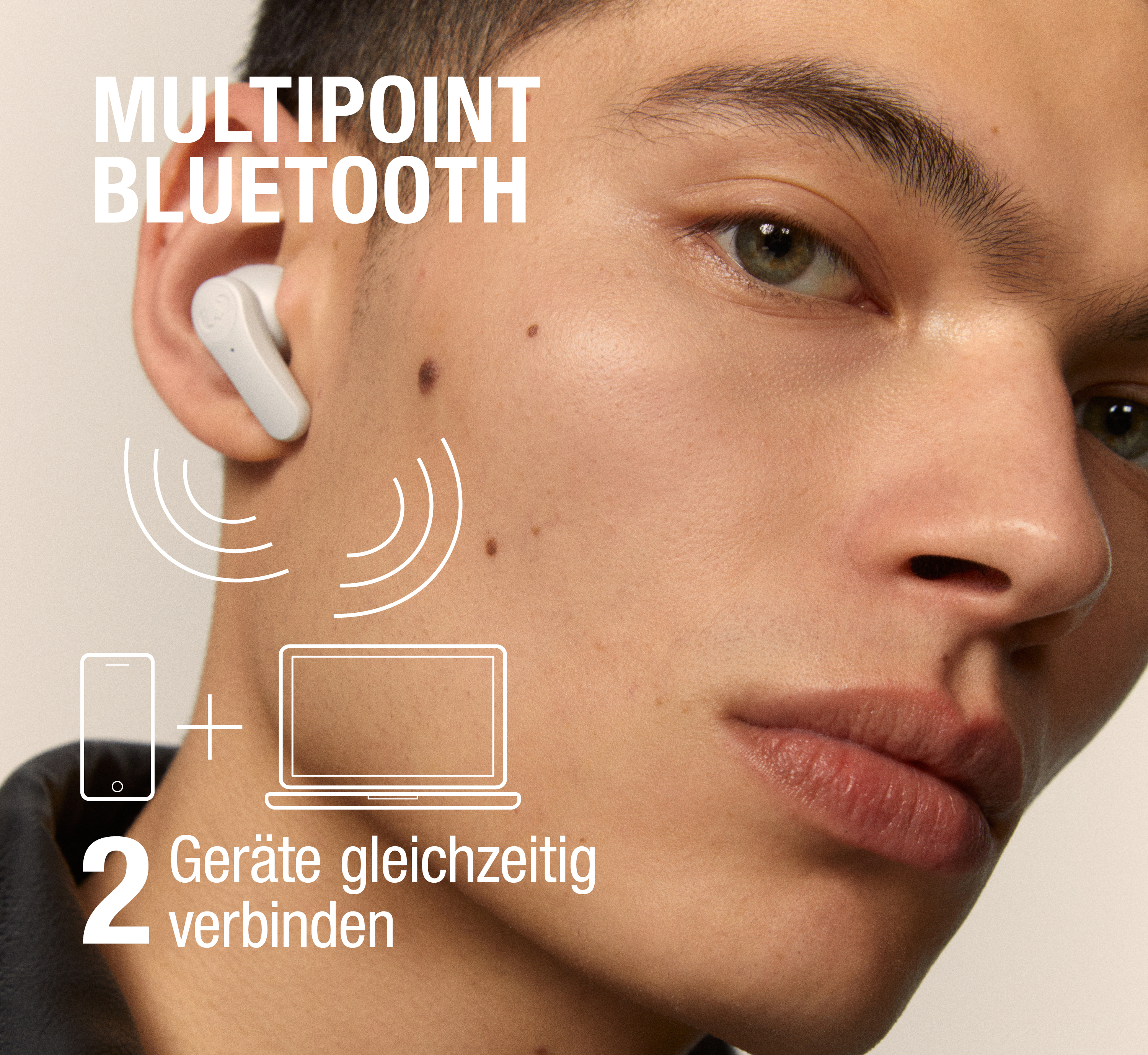 Ein Mann trägt einen weißen Ohrhörer; Text zeigt Multipoint-Bluetooth für zwei Geräte an.