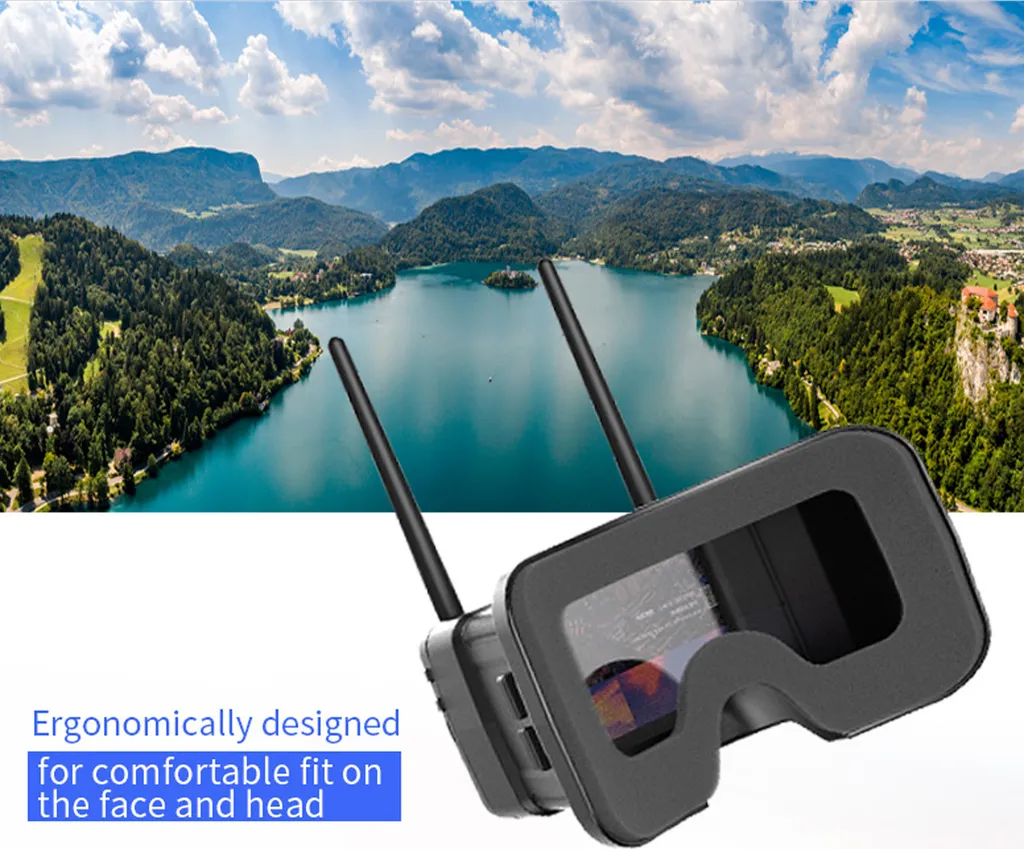 Ein schwarzes VR-Headset mit zwei Antennen vor einer malerischen See- und Berglandschaft unter bewölktem Himmel.