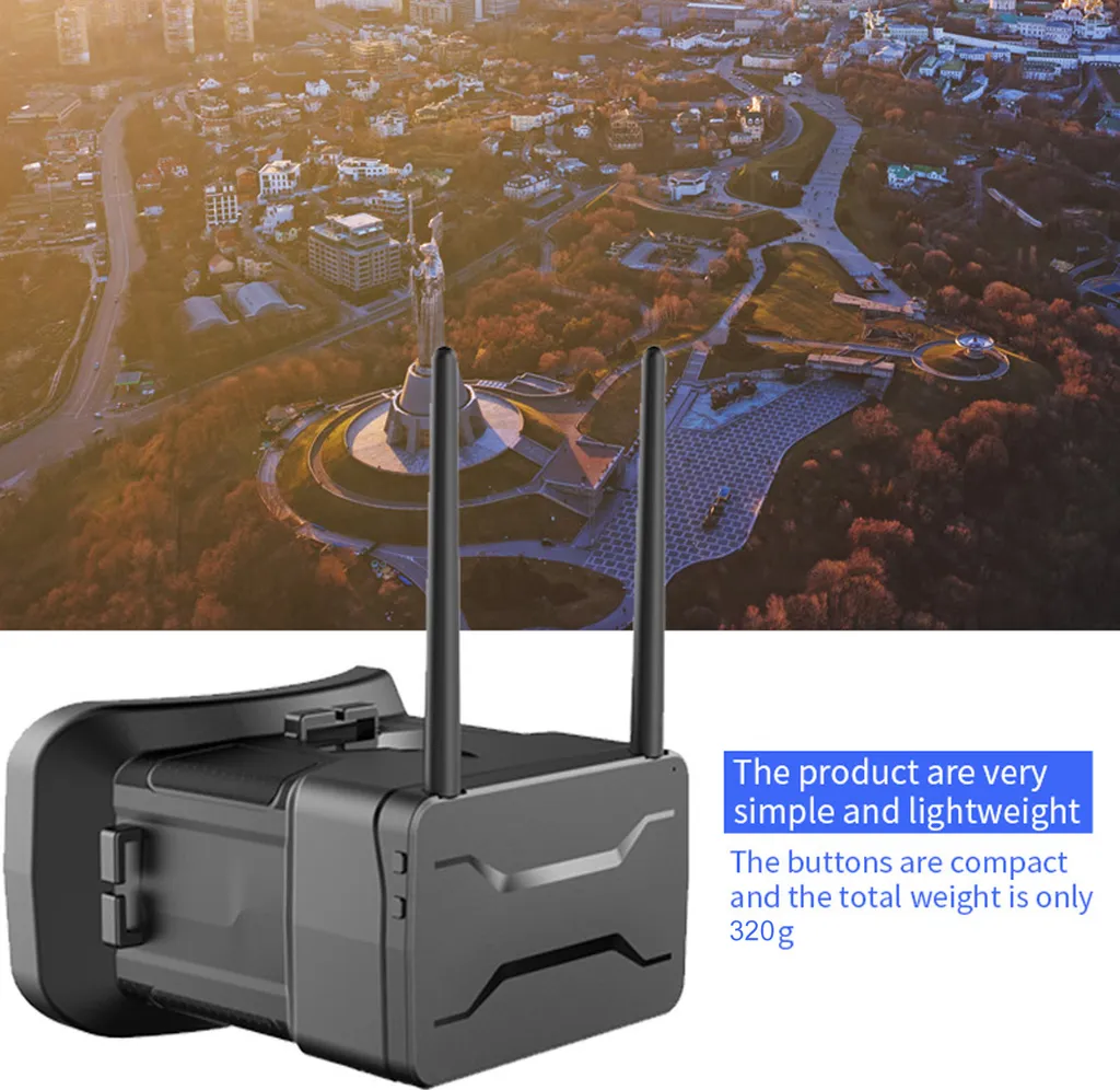 Schwarzes VR-Headset mit zwei Antennen vor einem Luftbild der Stadt.