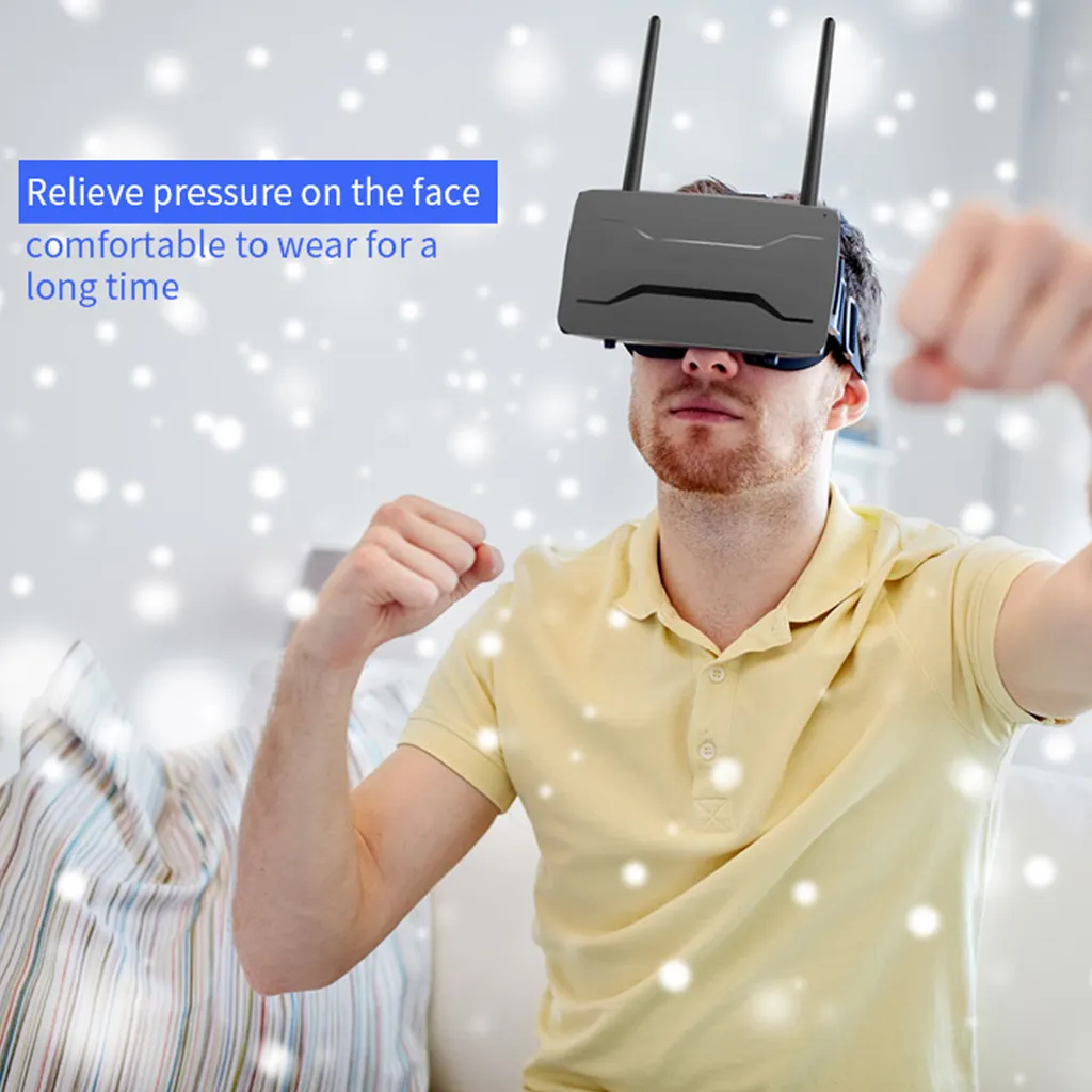 Ein Mann mit gelbem Poloshirt und VR-Headset mit zwei Antennen sitzt mit erhobenen Fäusten auf einem Sofa.
