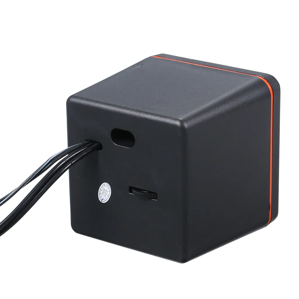 Ein schwarzes, würfelförmiges elektronisches Gerät mit angeschlossenen schwarzen Kabeln, einem orangen Akzentstreifen und einem Lautstärkeregler.