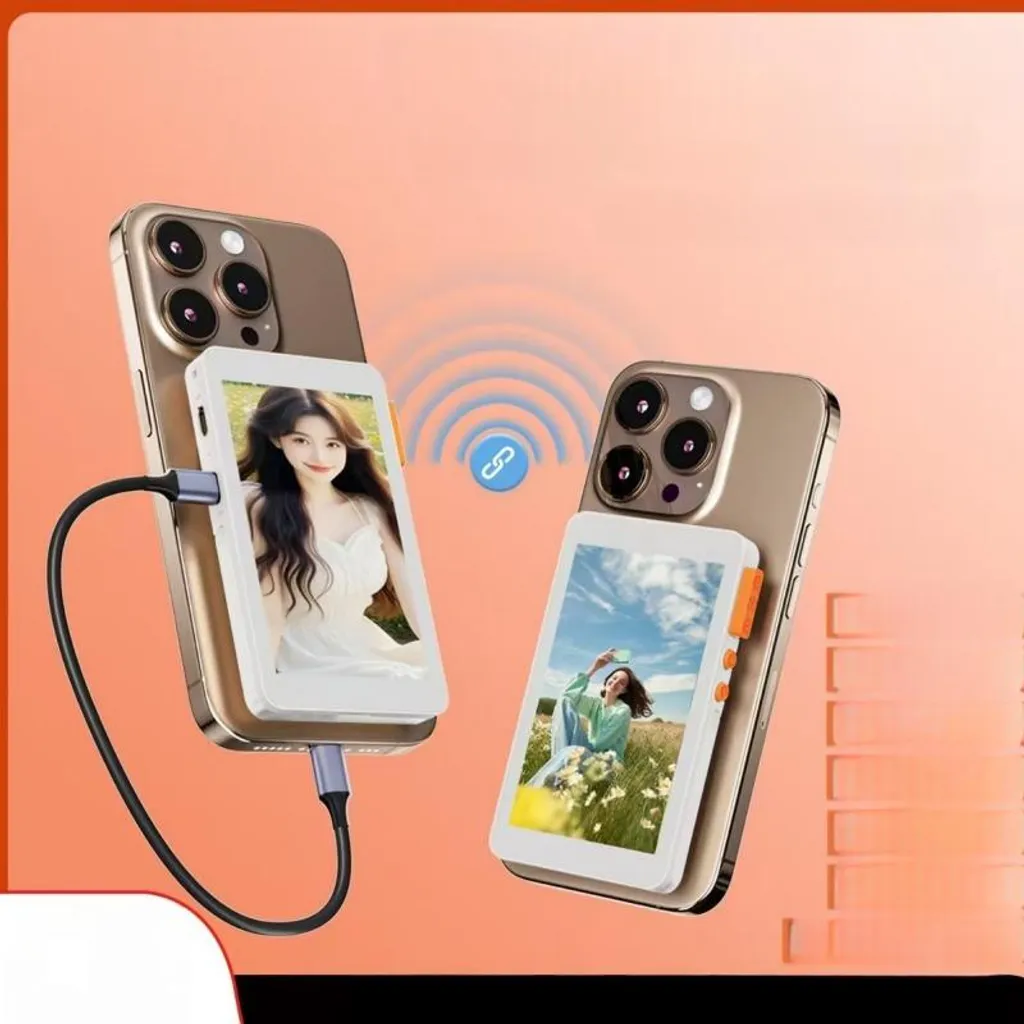 Zwei Goldene Smartphones mit weißen, tragbaren Fotodruckern befestigt, verbunden durch ein Signal auf rosa Hintergrund.