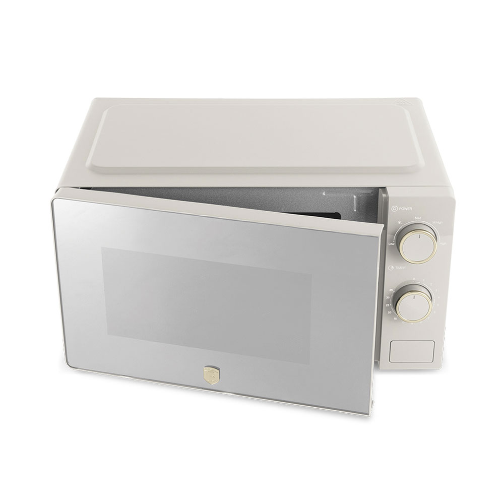Beige Mikrowelle mit geöffneter Tür und zwei runden goldenen Drehreglern auf der rechten Seite.