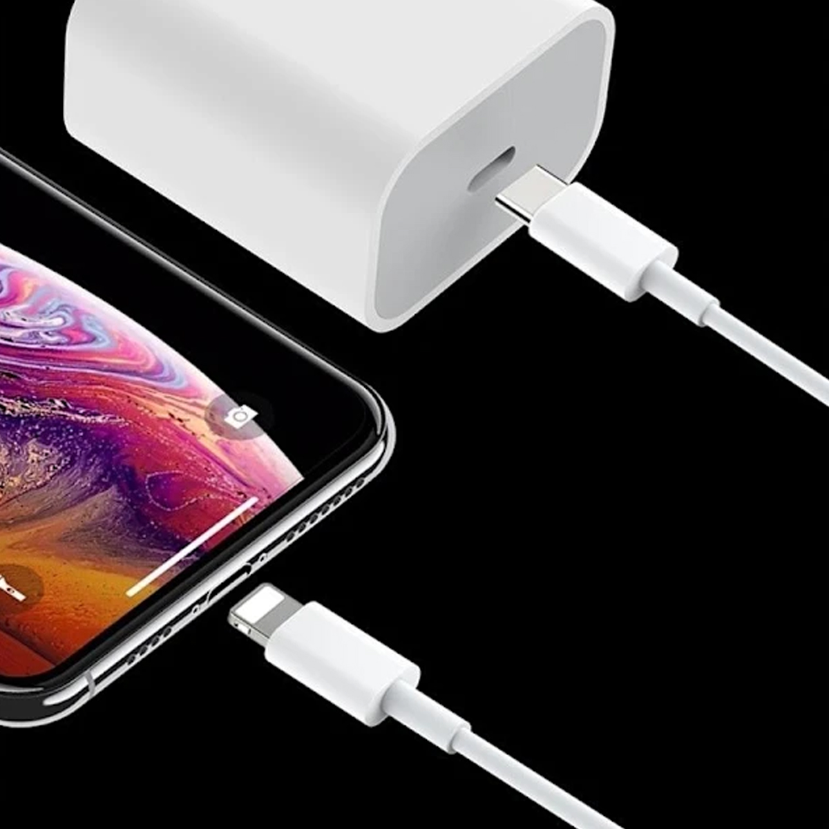 Ein weißes USB-C-Ladegerät und Kabel sind an eine Steckdose und ein Smartphone angeschlossen.