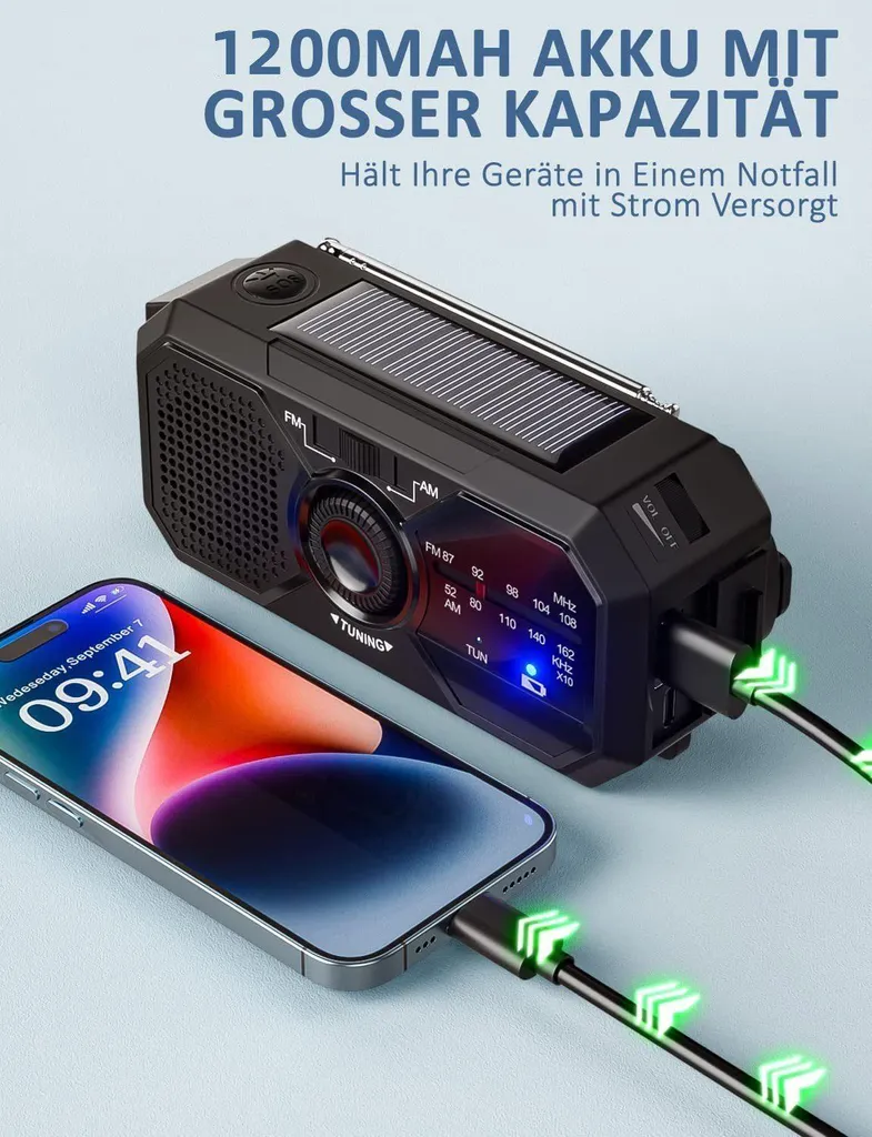 Ein schwarzes Notfallradio mit Solarpanel lädt ein Smartphone per Kabel vor hellblauem Hintergrund.