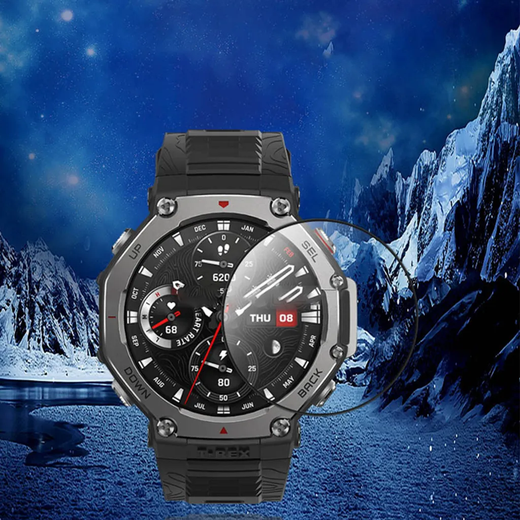 Eine robuste Smartwatch mit schwarzem Armband vor einer schneebedeckten Berglandschaft bei Nacht.