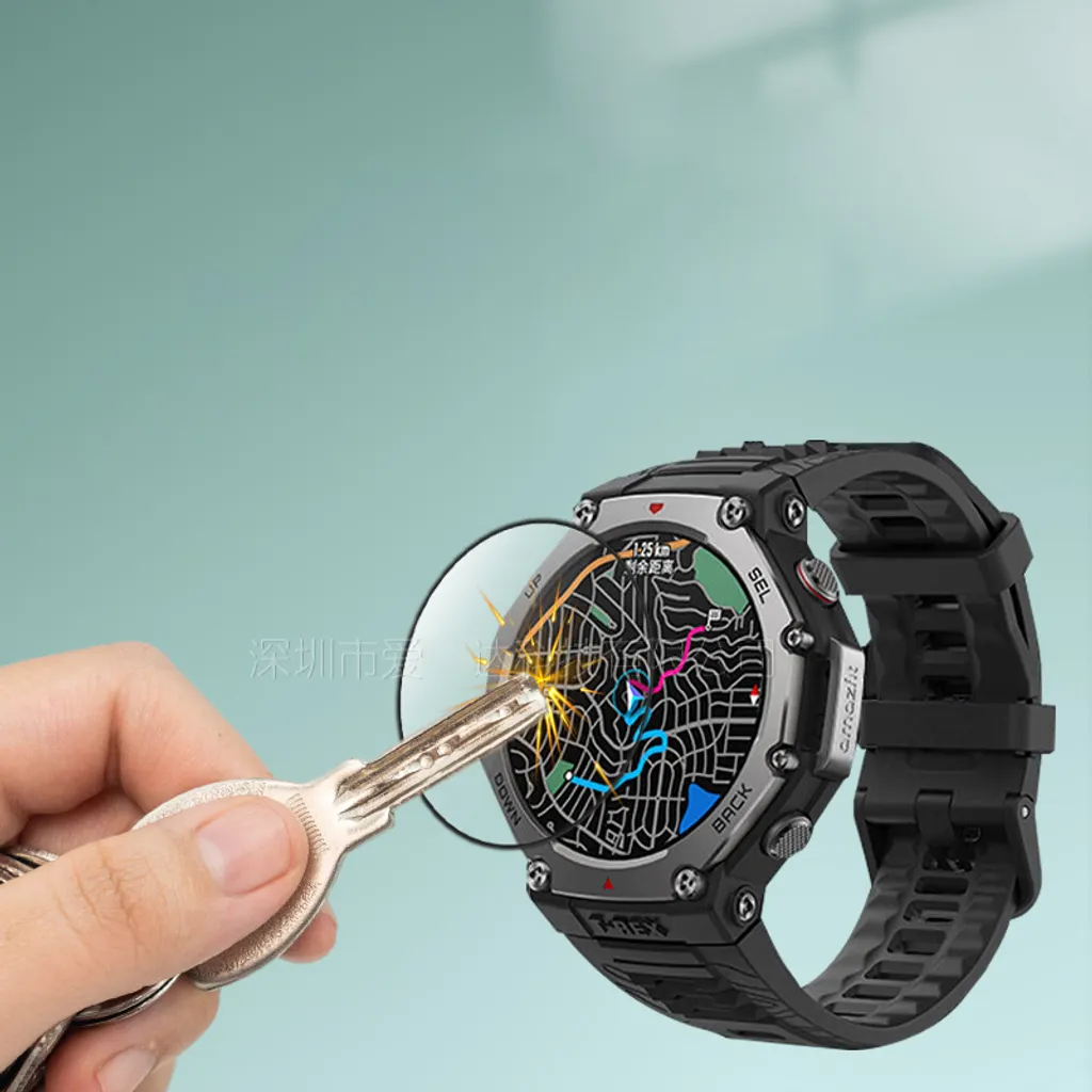 Ein Schlüssel kratzt am Display einer schwarzen Smartwatch mit Landkarten-Zifferblatt.